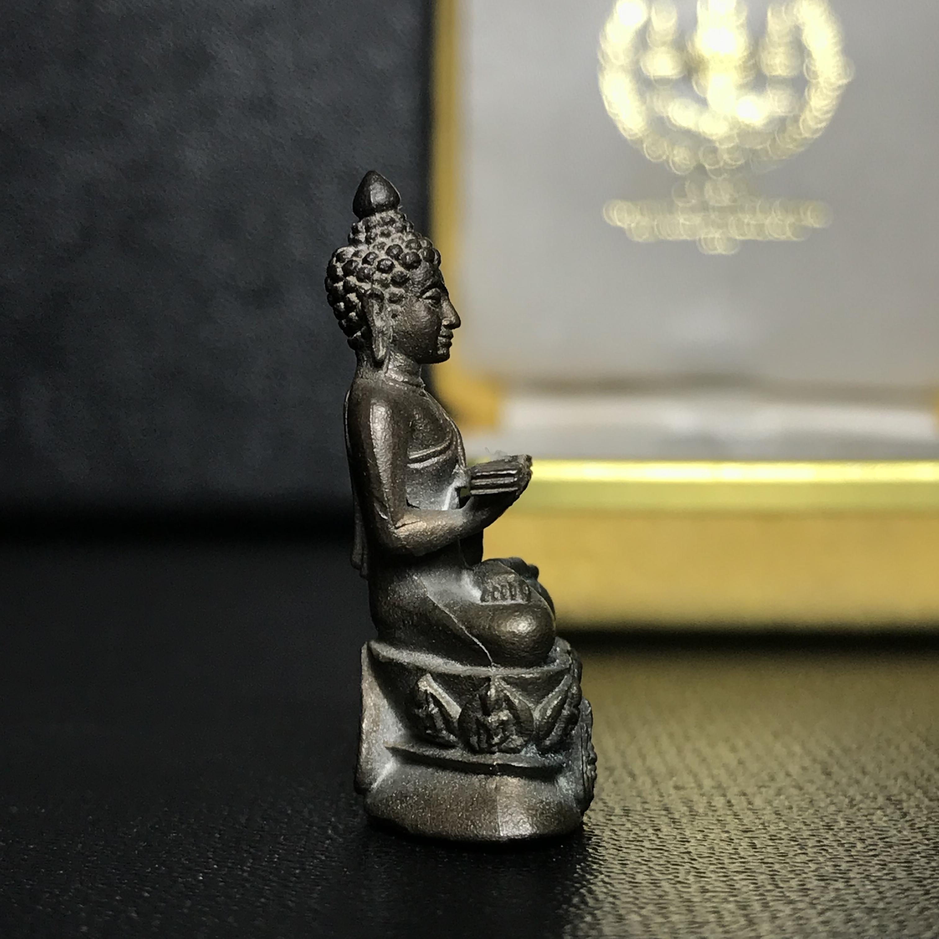 พระกริ่งปรมานุชิตชิโนรส วัดพระเชตุพนวิมลมังคลาราม(วัดโพธิ์) ปี2533 เนื้อนวโลหะ ( ในหลวงรัชกาลที่9เสด็จเททอง)