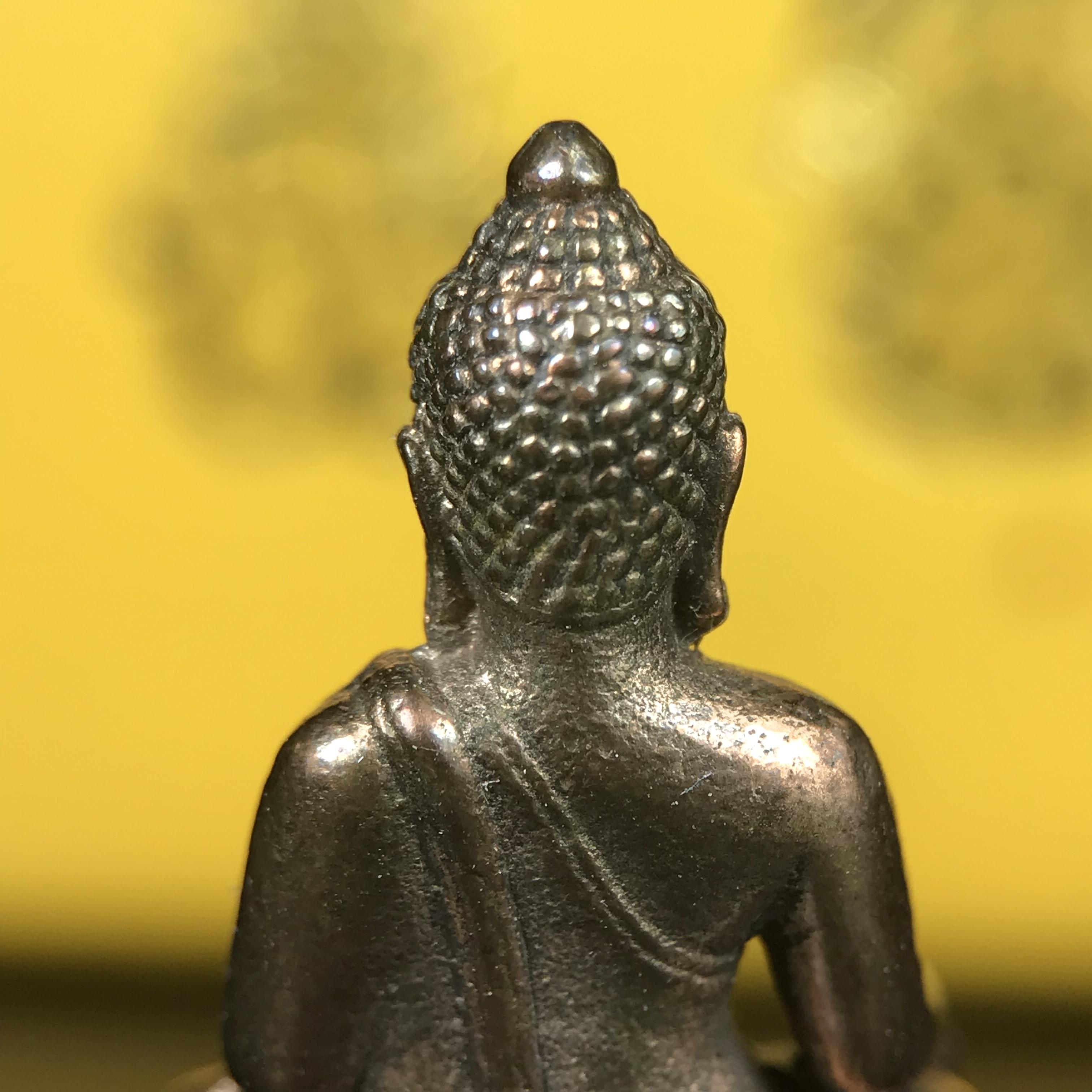 พระกริ่งพระพุทธนรสีห์ จปร.+ภปร. ครบรอบ 100 ปี ธนาคารไทยพาณิชย์ ปี 2550 พระกริ่งเนื้อนวโลหะพิเศษ(หล่อในพิธีเททอง)(หายาก)(พุทธศิลป์งดงาม)ด้านหน้าฐานประดับด้วยตราสัญลักษณ์ "จปร" และ "ภปร" (องค์เทหล่อในพิธีสร้างน้อย หายากมาก)1 ใน 1000 องค์