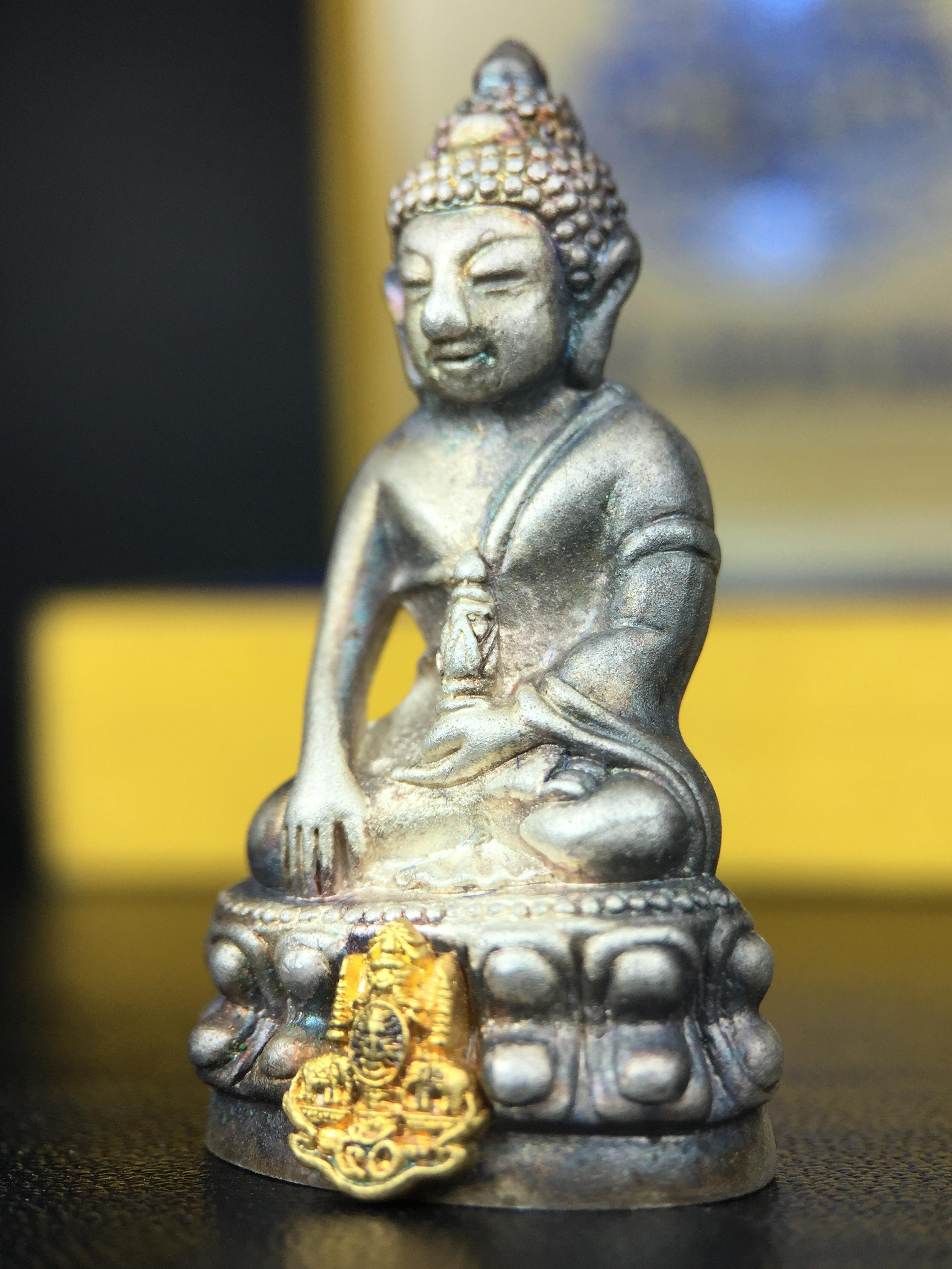 พระกริ่งสมเด็จญาณ วัดบวรนิเวศวิหาร เนื้อเงินบริสุทธิ์ 92.5% ตรากาญจนาภิเษกทองคำ(เนื้อทองคำแท้) พระราชทานแจกเมื่อ 3 ตุลาคม 2538 จัดสร้างในวโรกาส สมเด็จพระญาณสังวร สมเด็จพระสังฆราช ฉลองพระชนมายุครบ 82 พรรษา และฉลองครองราชสมบัติครบ 50 ปี รัชกาลที่ 9(หายาก)