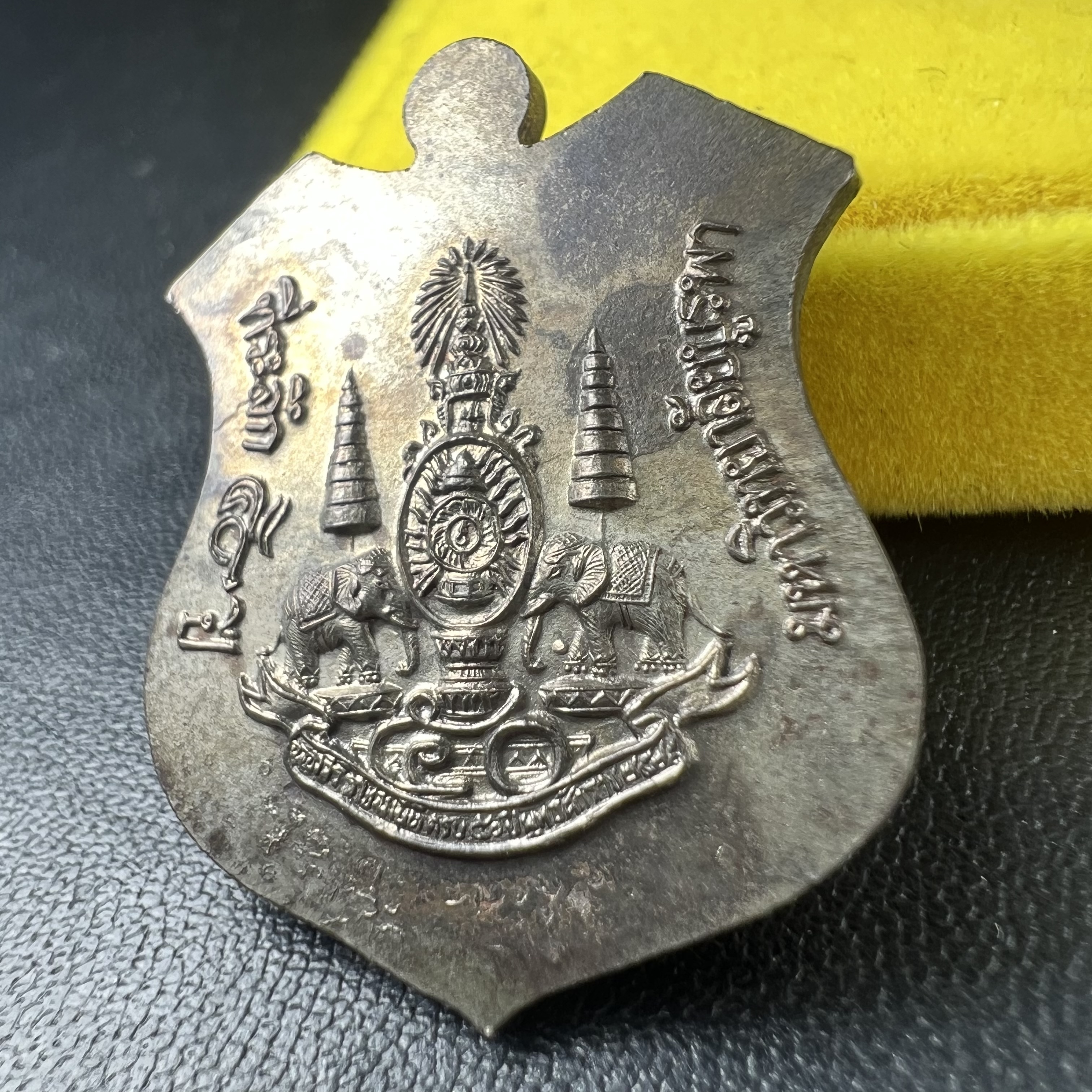 เหรียญหลวงพ่อโสธร ภปร. รุ่นกาญจนาภิเษก จัดสร้างในมงคลวโรกาสที่พระบาทสมเด็จพระเจ้าอยู่หัวรัชกาลที่9 เสด็จเถลิงถวัลย์สิริราชสมบัติ ครบ 50 ปี ในพุทธศักราช 2539 เนื้อนวโลหะหน้าทองคำ(พิธีใหญ่เข้มขลัง)1 ใน 9950 เหรียญ