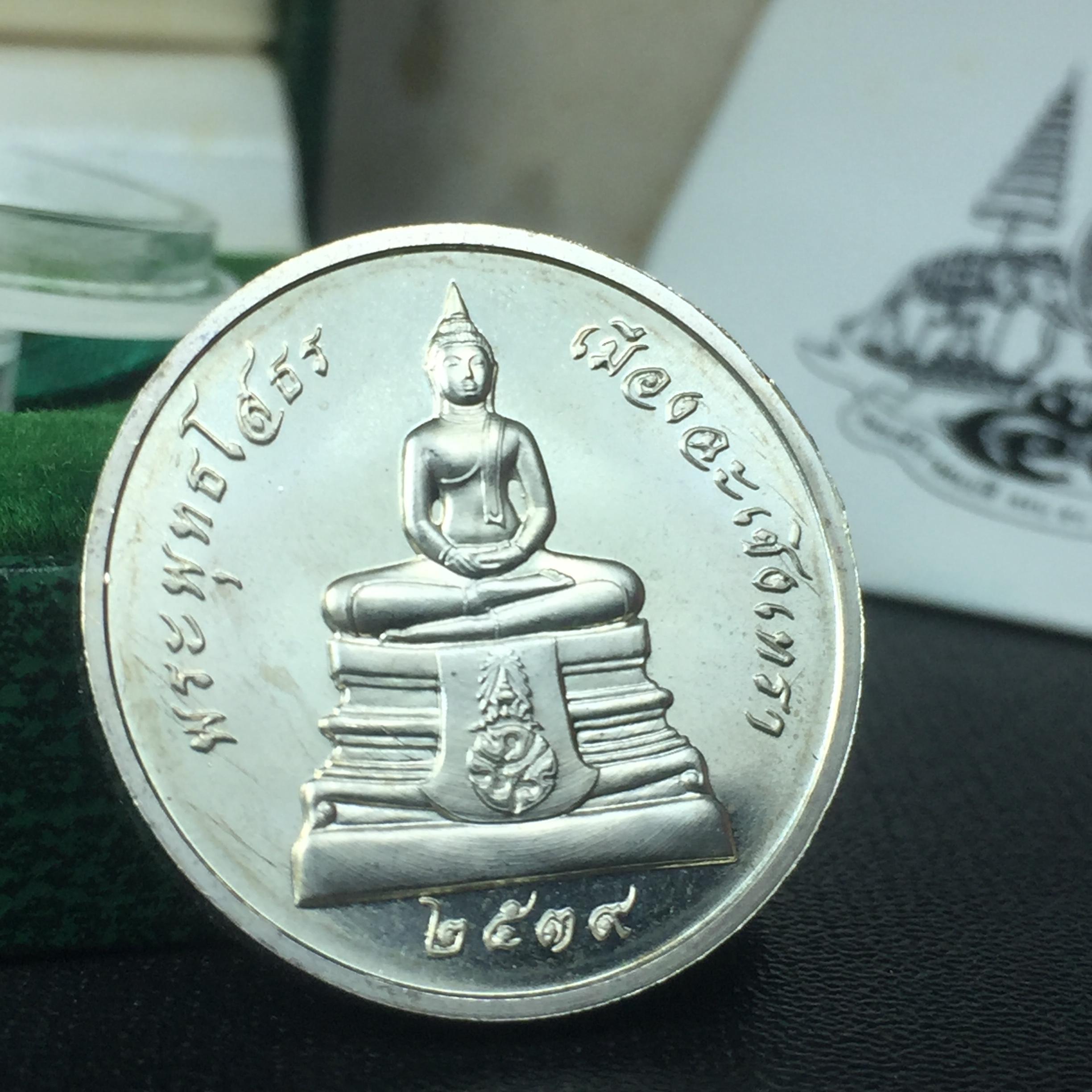 พระพุทธโสธร ภปร. รุ่นย้อนยุค สร้างพระอุโบสถ สมาคมชาวฉะเชิงเทรา จัดสร้าง ปี 2539 วโรกาสครองสิริราชสมบัติครบ 50 ปี เนื้อเงิน เหรียญปั้มด้านหน้า ภปร. ด้านหลัง พระอุโบสถ ขนาด 2.5 ซม.เนื้อเงิน(ผิวเดิม) พร้อมกล่องบรรจุและใบรับรองเดิมครบสมบูรณ์