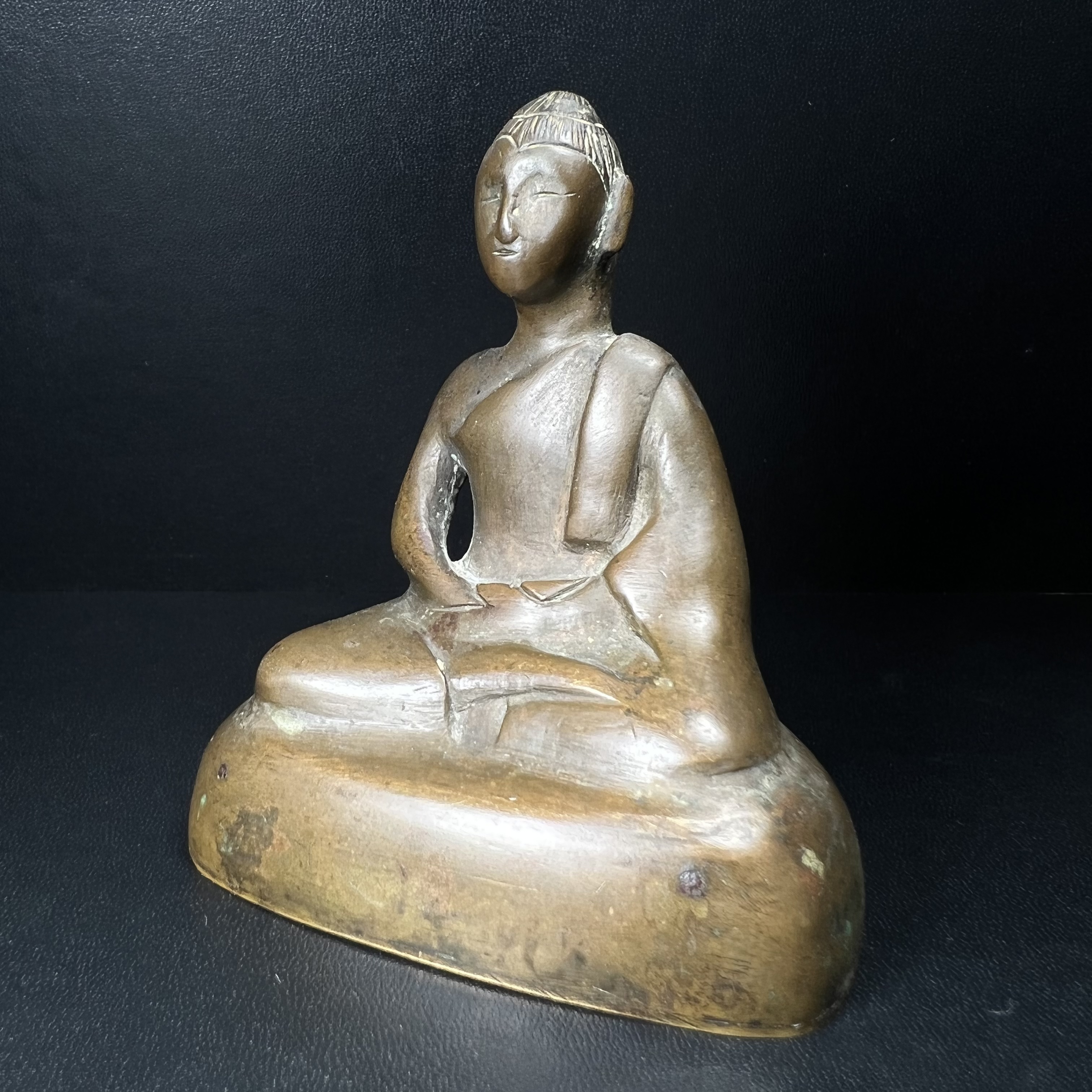 พระพุทธรูปฝีพระหัตถ์สมเด็จย่า ขนาดบูชาหน้าตัก 2 นิ้ว จัดสร้างขึ้นเนื่องในวาระครบ 6 รอบ เมื่อวันที่21 ตุลาคม พ.ศ.2515 (ในหลวงรัชกาลที่ 9 เสด็จพระราชดำเนินทรงเททอง)พิธีปลุกเสกยิ่งใหญ่ เกจิ 108 รูป ร่วมปลุกเสก หายากพบเจอน้อยมาก