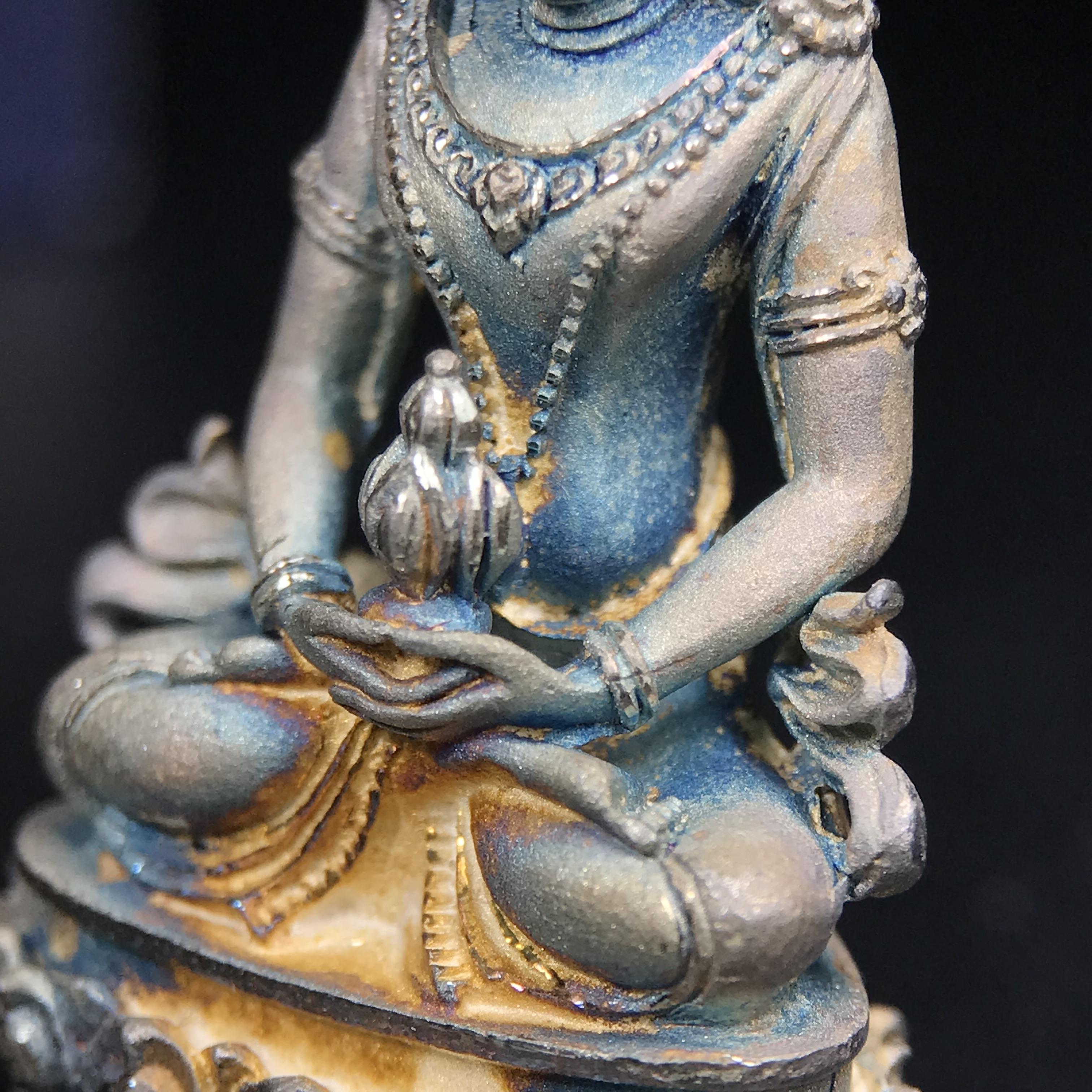 พระกริ่งอวโลกิเตศวร ( เจ้าแม่กวนอิม ) วัดโพธิ์แมนคุณาราม รุ่นอุดมโภคทรัพย์ ปี 2539 เนื้อเงินพ่นทราย(ผิวเดิม ขึ้นสีรุ้งธรรมชาติ แบบนิยม เสน่ห์ของพระเนื้อเงิน)(พร้อมกล่องบรรจุเดิม)(อีกหนึ่งรุ่นยอดนิยม พุทธศิลป์สวยงดงาม)หายาก 1 ใน 5000 องค์*องค์หมายเลข ๒๑๖๒*