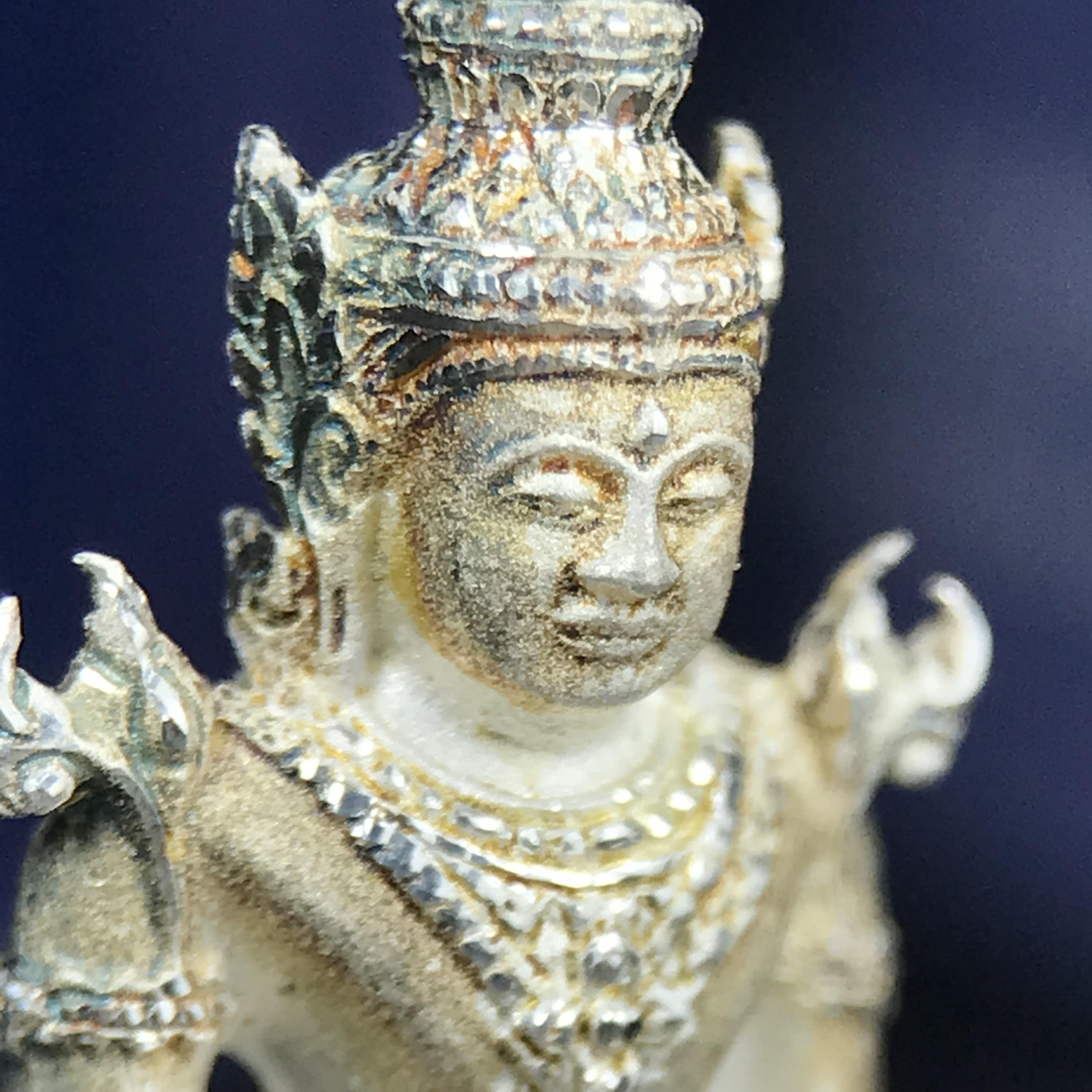 พระแก้วมรกต ภปร. ปี 2547 จัดสร้างโดยโรงพยาบาลภูมิพลอดุลยเดช เนื้อเงิน ลอยองค์ หน้าตัก 1/2 นิ้ว สูง 3.7 ซม. พิธีมหามังคาภิเษก ณ พระอุโบสถวัดพระศรีรัตนศาสดาราม(วัดพระแก้ว) งดงามทรงคุณค่าอีกหนึ่งรุ่นยอดนิยม หายาก(องค์หมายเลขต้นๆหลักร้อย ๒๙๘)ผิวเดิมติดรุ้งสวย