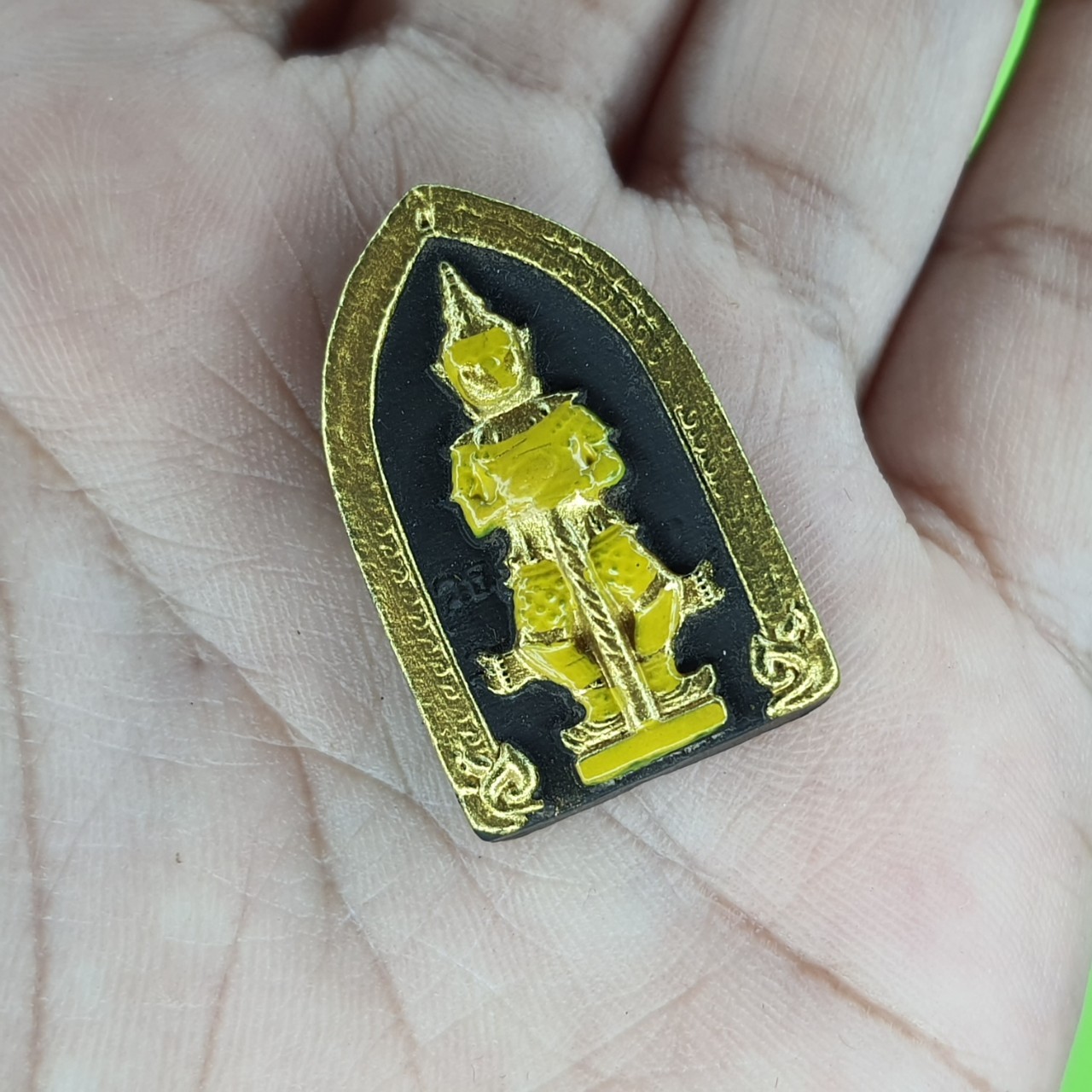 พระเครื่อง ท้าวเวสสุวรรณ เลี่ยมกรอบสีดำ แต่ง สีเหลือง รุ่น แก้ปีชง รวยไม่จบ จนไม่เป็น ภัยไม่มี ท้าวเวสสุวรรณ พระแท้ ท้าวเวสสุวัณ