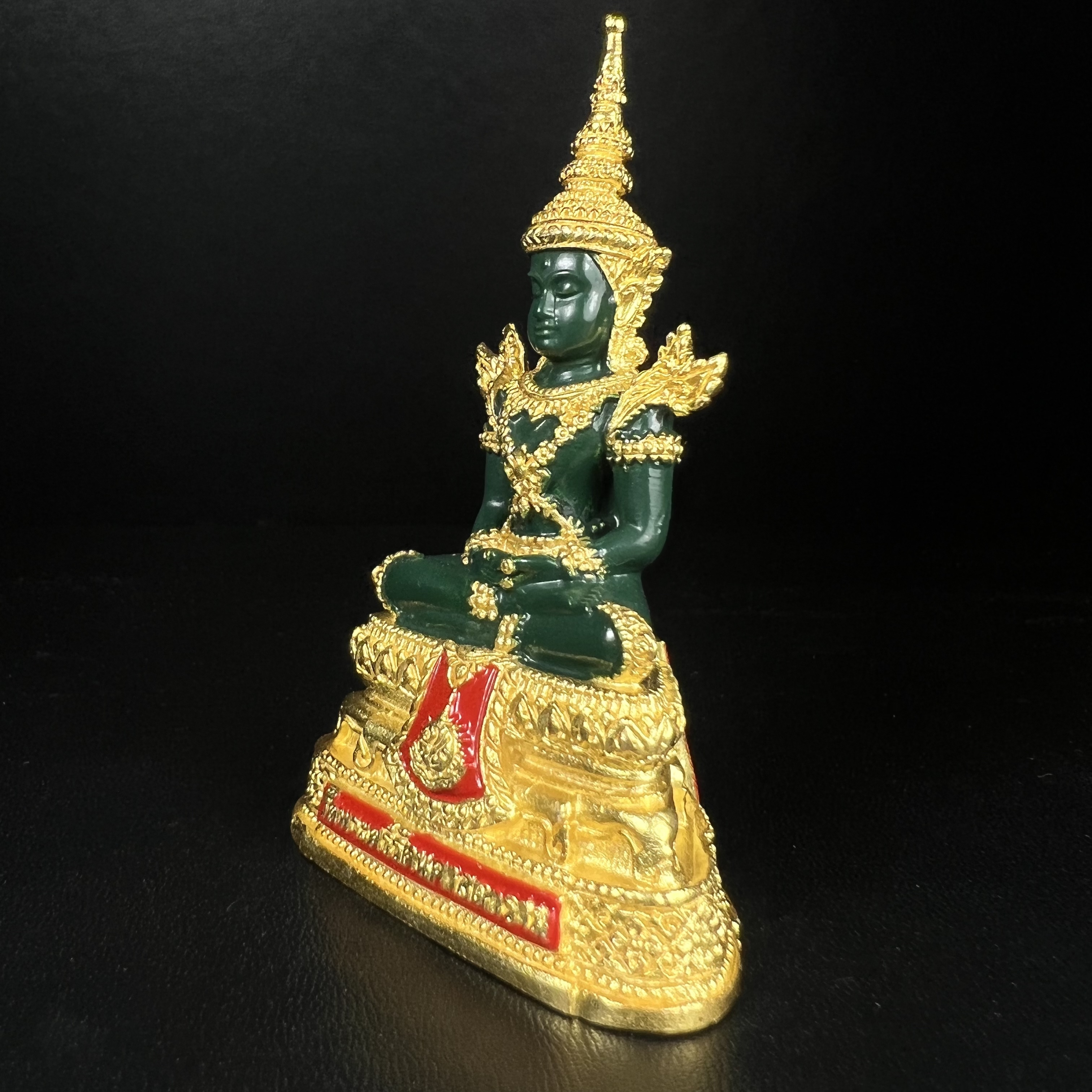 พระพุทธมหามณีรัตนปฏิมากร(พระแก้วมรกต) วัดพระศรีรัตนศาสดาราม สำนักพระราชวัง จัดสร้าง ฤดูร้อน หน้าตัก 2 นิ้ว(บรรจุมวลสารใต้ฐาน)