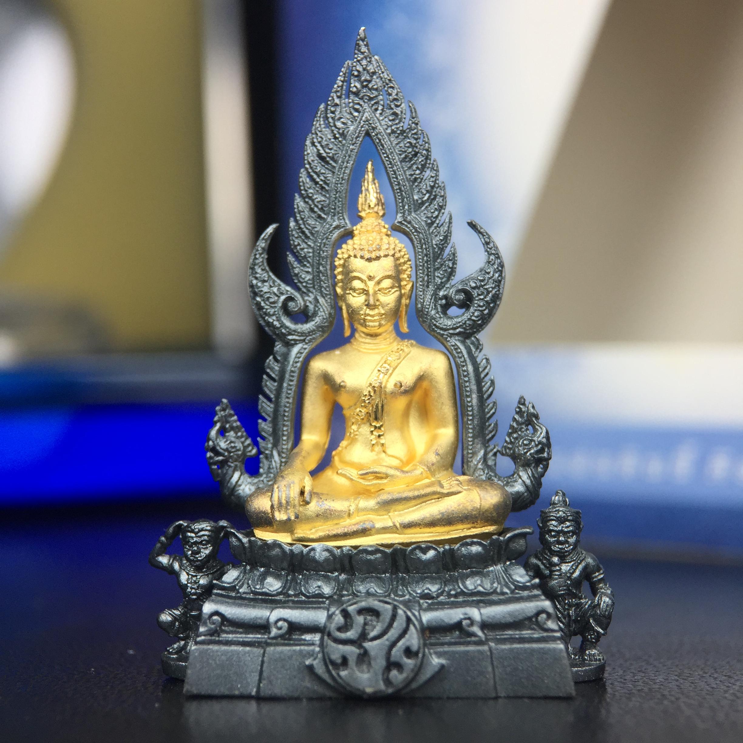 พระพุทธชินราช ภปร. โครงการ เพราะแผ่นดินนี้คือแผ่นดินเกิด เนื้อเงินชุบทองคำซุ้มรมดำ ปี2551 ขนาดหน้าตัก1/2นิ้ว(3.5*2.5 ซม.) (สวยงามหายาก)1ใน 5000 องค์