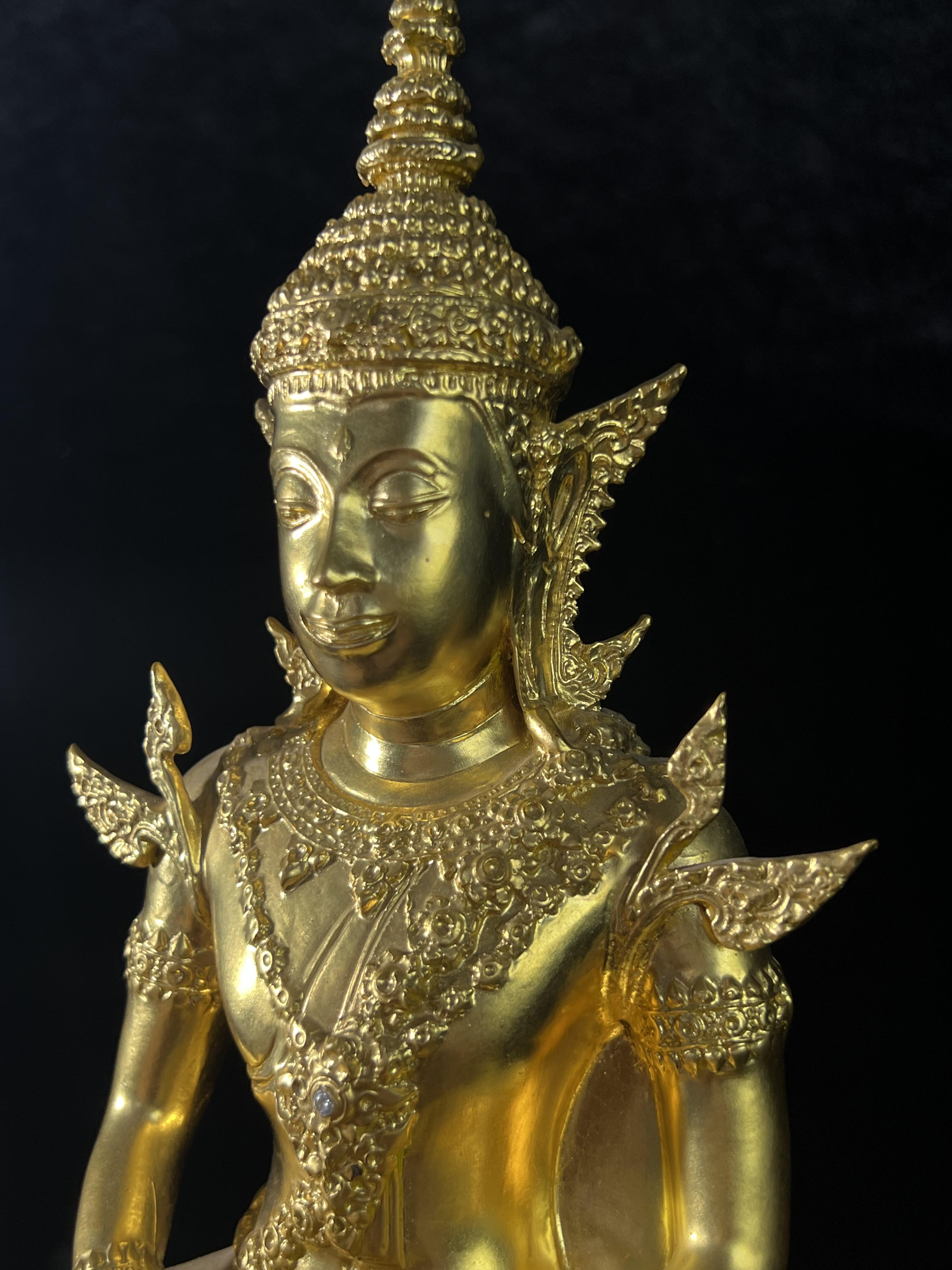 พระพุทธปฏิมาสุวรรณภูมิสิริโชค ภปร. การบินไทยจัดสร้างขึ้น เนื่องในวโรกาสมหามงคลเฉลิมพระชนมพรรษาของพระบาทสมเด็จพระเจ้าอยู่หัวรัชกาลที่ 9 ครบ 80 พรรษา ขนาดหน้าตัก 5 นิ้ว สูง 16 นิ้ว ปิดทองสวิส 99.9 เปอร์เซนต์ (พิธีใหญ่ พุทธศิลป์งดงาม หายาก)องค์หมายเลข ๙๗๘