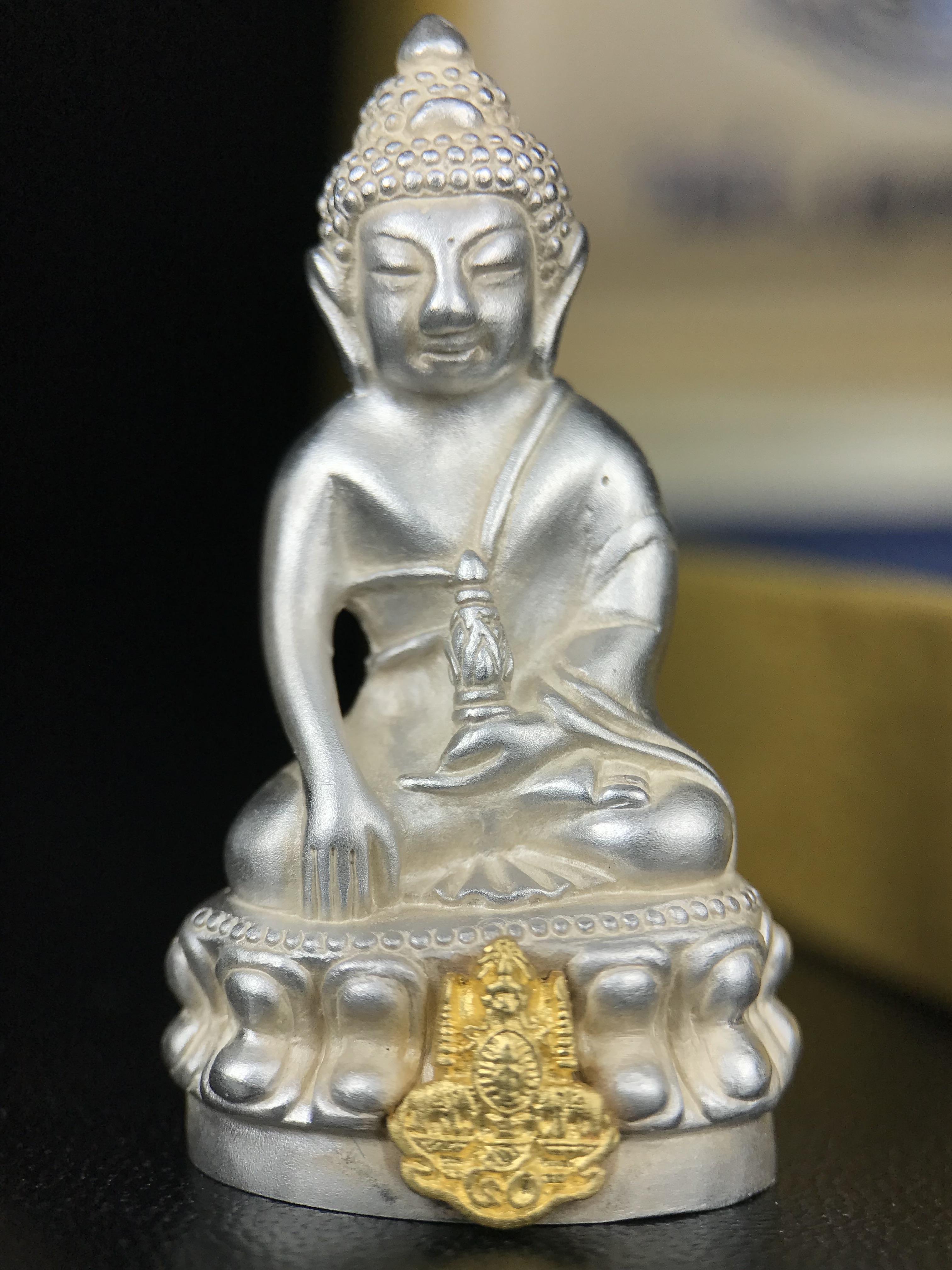 พระกริ่งสมเด็จญาณ วัดบวรนิเวศวิหาร เนื้อเงินบริสุทธิ์ 92.5% ตรากาญจนาภิเษกทองคำ(เนื้อทองคำแท้) พระราชทานแจกเมื่อ 3 ตุลาคม 2538 จัดสร้างในวโรกาส สมเด็จพระญาณสังวร สมเด็จพระสังฆราช ฉลองพระชนมายุครบ 82 พรรษา และฉลองครองราชสมบัติครบ 50 ปี รัชกาลที่ 9 (หายาก)