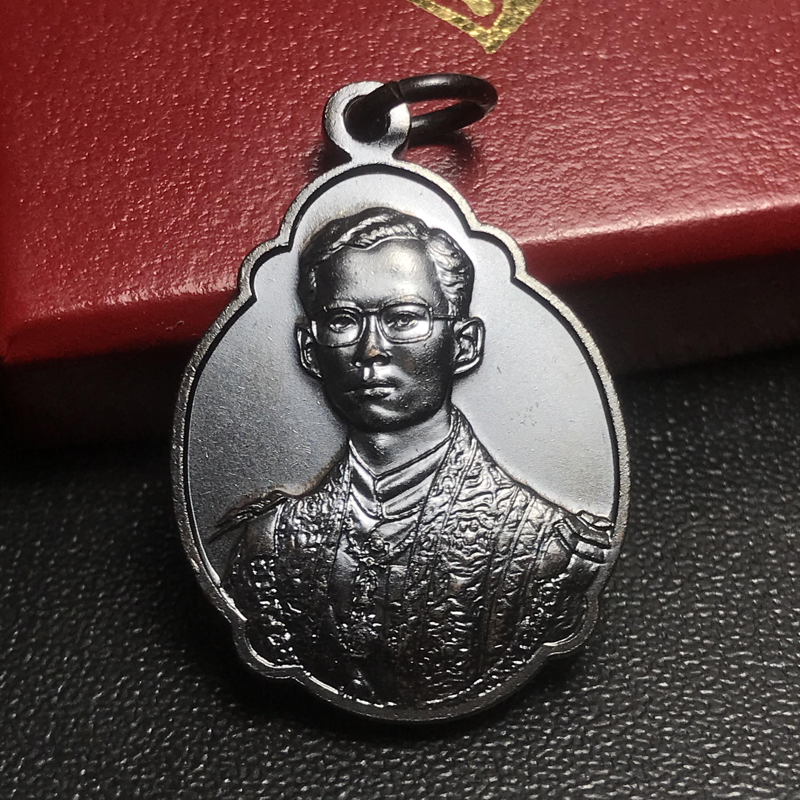 เหรียญพระราชทาน มูลนิธิ พอ.สว. ปี2541 (หายาก สภาพสวย(กล่องเดิม))