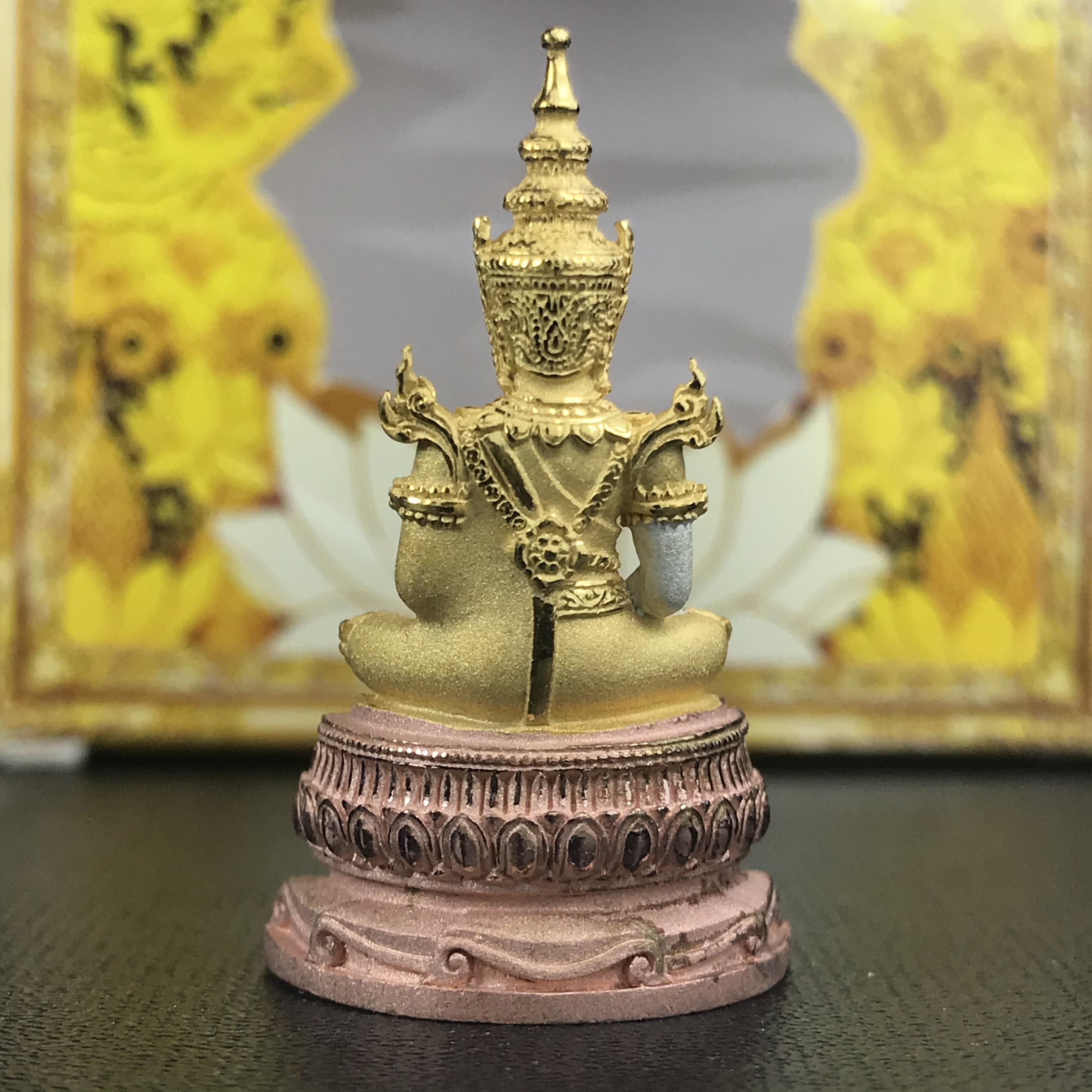 พระแก้วมรกต(จำลอง)ลอยองค์ ขนาดหน้าตัก 1/2 นิ้ว ทรงเครื่องฤดูร้อน เนื้อเงินสามกษัตริย์ ตราสัญลักษณ์ฉลองสิริราชสมบัติ ครบ 60 ปี พ.ศ.2549(สภาพสวย ครบ สมบูรณ์)