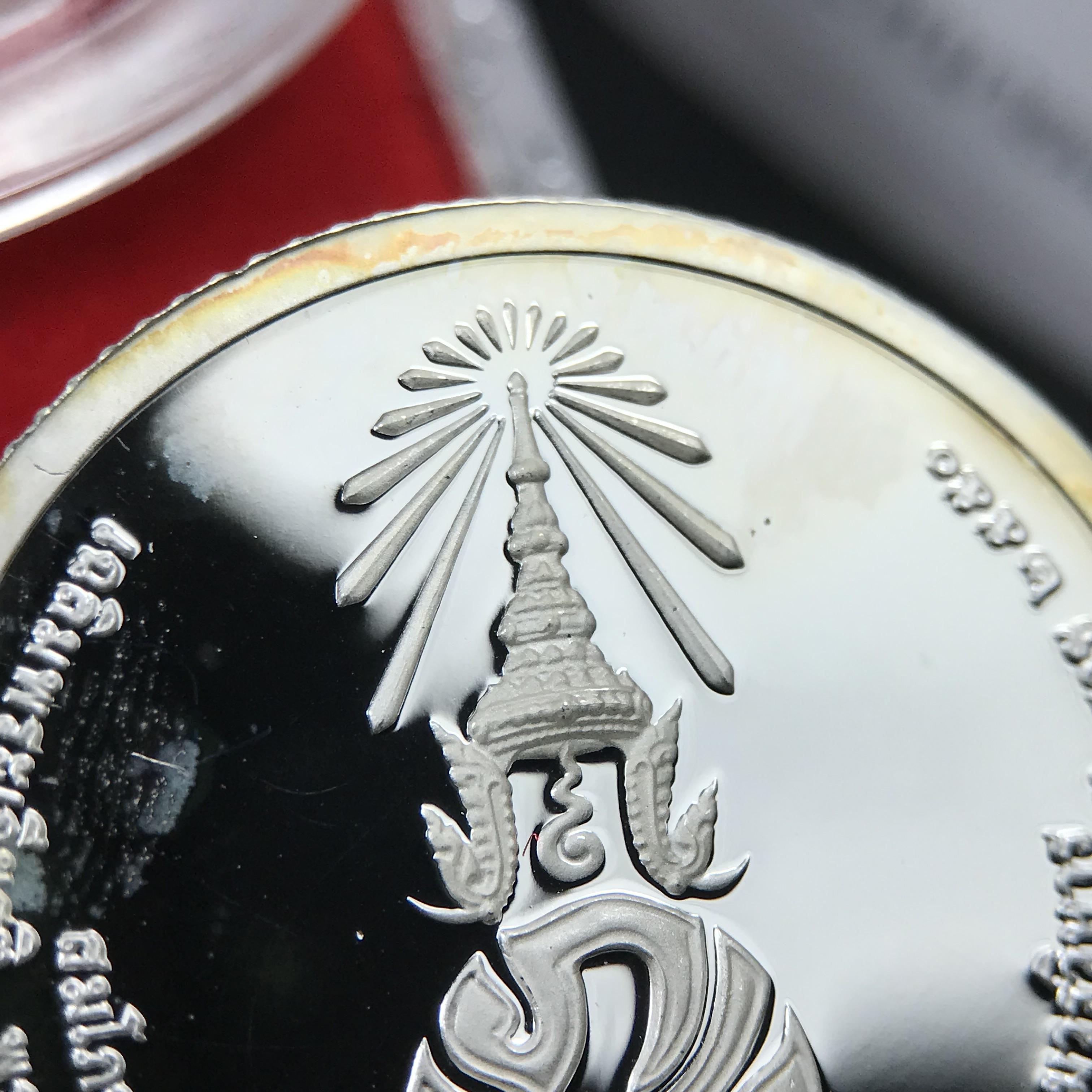 เหรียญพระพุทธโสธร ตราสัญลักษณ์ ภปร. รุ่นสมโภชน์พระอุโบสถเฉลิมพระเกียรติ วัดโสธรวรารามวรวิหาร เฉลิมพระเกียรติ ร.9 เจริญพระชนมายุ 80 พรรษา ปี2550 เนื้อเงินนอก(99%)ขัดเงาพ่นทราย ขนาด 28 มม. มีโค๊ดหมายเลขกำกับ สวยๆเดิมๆ พร้อมกล่องเดิมจากวัด และใบรับรองการผลิต