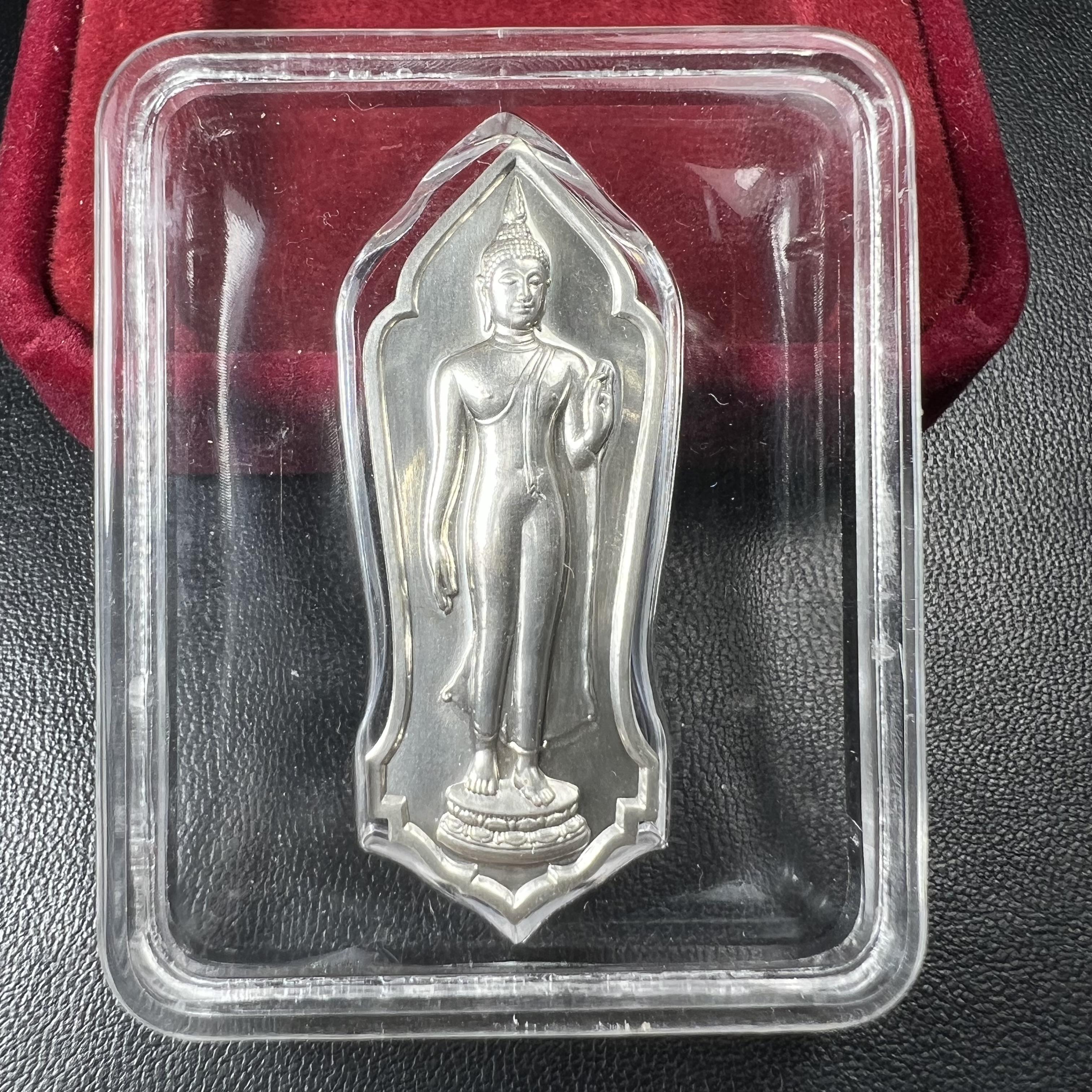 พระพุทธธรรมิกราชบพิตร ภปร. เฉลิมพระเกียรติ 2554 วัดบวรนิเวศวิหาร ขนาดสูง 4.5 ซม. เนื้อเงิน(ตอกโค๊ด Ag)(หายากพบเจอน้อยมาก)ผลิตโดย สำนักกษาปณ์ กรมธนารักษ์ พิธีพุทธาภิเษก ณ พระอุโบสถวัดบวรนิเวศวิหาร สภาพสวย กล่องบรรจุเดิมครบสมบูรณ์(1 ใน 2555 เหรียญ)หายาก