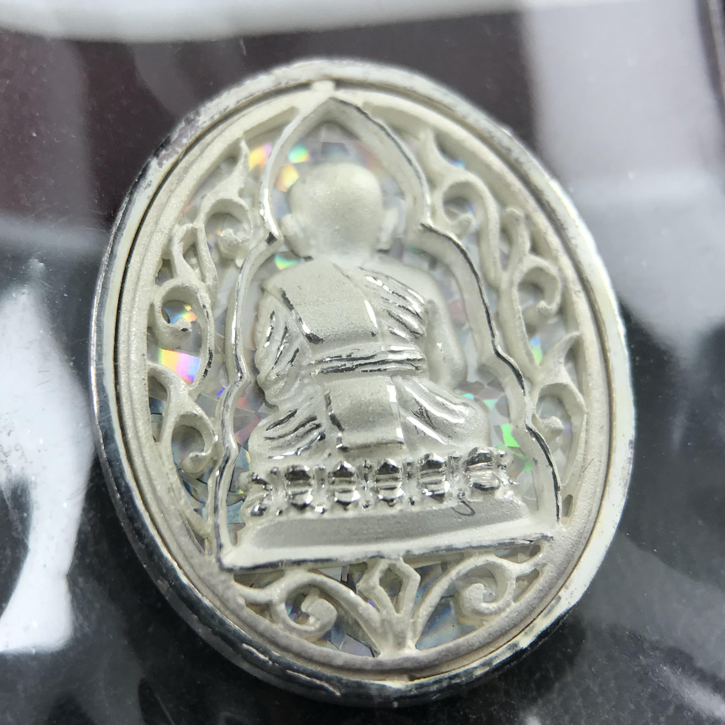 เหรียญหลวงพ่อทวด รุ่นมงคลบารมี วัดประสาทบุญญาวาส ปี 2545 เนื้อเงิน พิมพ์ทรงรูปไข่เล็ก(ขนาด 2.0*1.8 ซม.)ฉลุลายฉากพี้นหลังสีรุ้งสามมิติสวยงาม ตอกโค๊ตมีหมายเลข สภาพสวยซีนซองเดิมพร้อมกล่องบรรจุเดิมครบ***เดินทางปลอดภัยหลวงพ่อทวดคุ้มครอง****