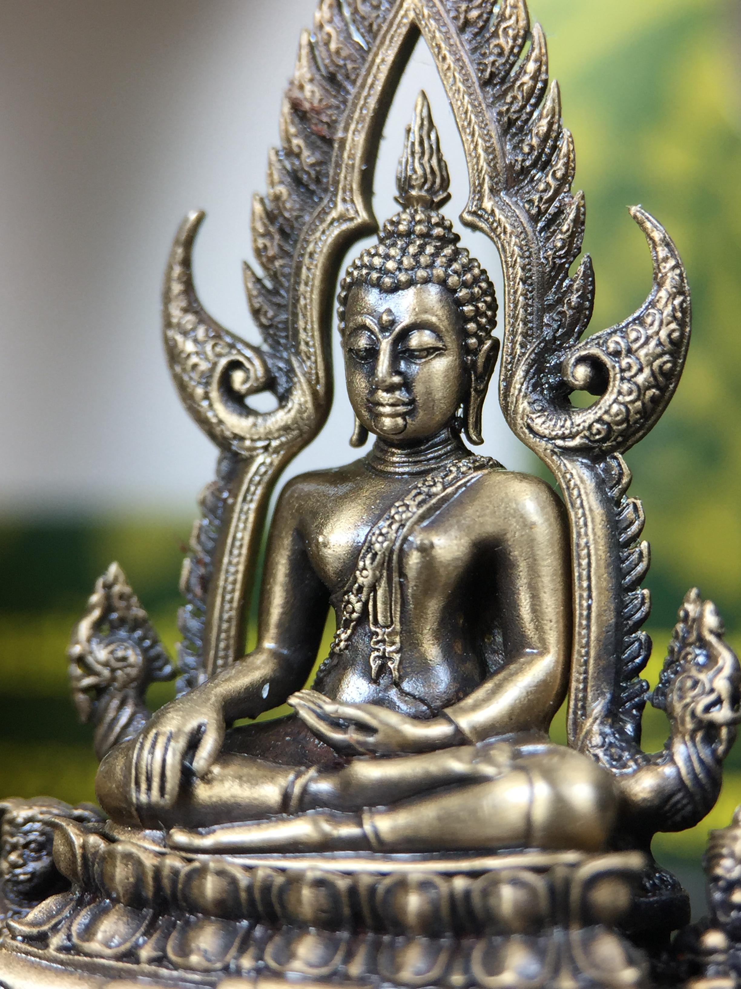 พระพุทธชินราช(จำลอง) ภปร. 84 พรรษา ปี 2554 เนื้อบรอนซ์รมดำซาติน พิมพ์กลางขนาดหน้าตัก 1/2 นิ้ว(พระราชทานมวลสาร จิตรลดาและเส้นพระเจ้า(เส้นผม)รัชกาลที่9)พุทธศิลป์ทรงคุณค่าอีกหนึ่งรุ่นยอดนิยม