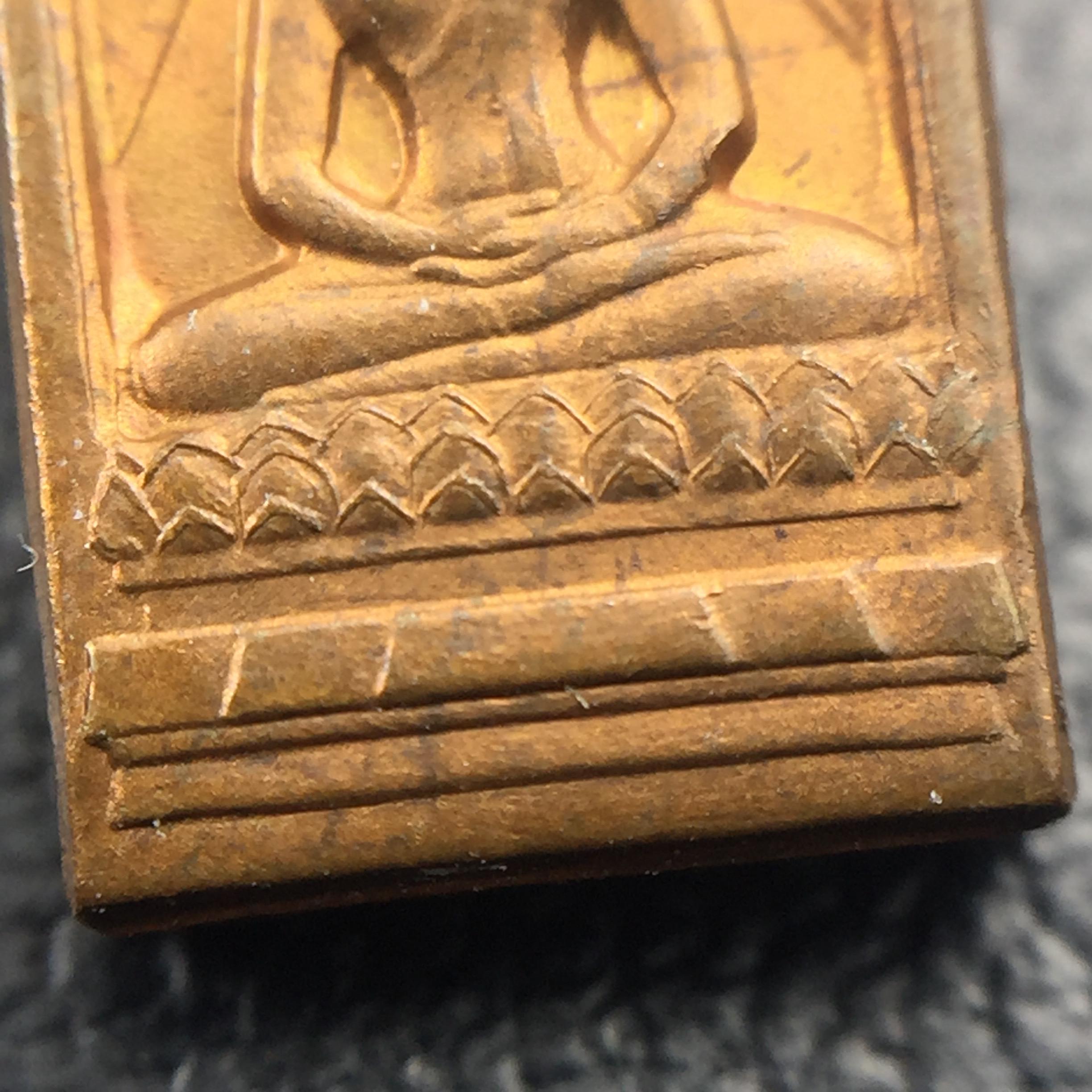 พระปรกใบมะขาม พระพุทธสิหิงค์ ภปร. ธรรมศาสตร์ 50ปี เนื้อทองแดง(ตอกสองโค๊ด ผ่านสองพิธีวาระ 50ปีและ60ปี หายากนิยม)(คัดสภาพสวย)(ในหลวงรัชกาลที่9 เสด็จเททอง)(พระปรกใบมะขาม ภปร. รุ่นแรก)(พิธีใหญ่ เกจิที่มีชื่อเสียงมาร่วมปลุกเสกจำนวนมาก ชนวนมาลสารเก่าเข้มขลัง )