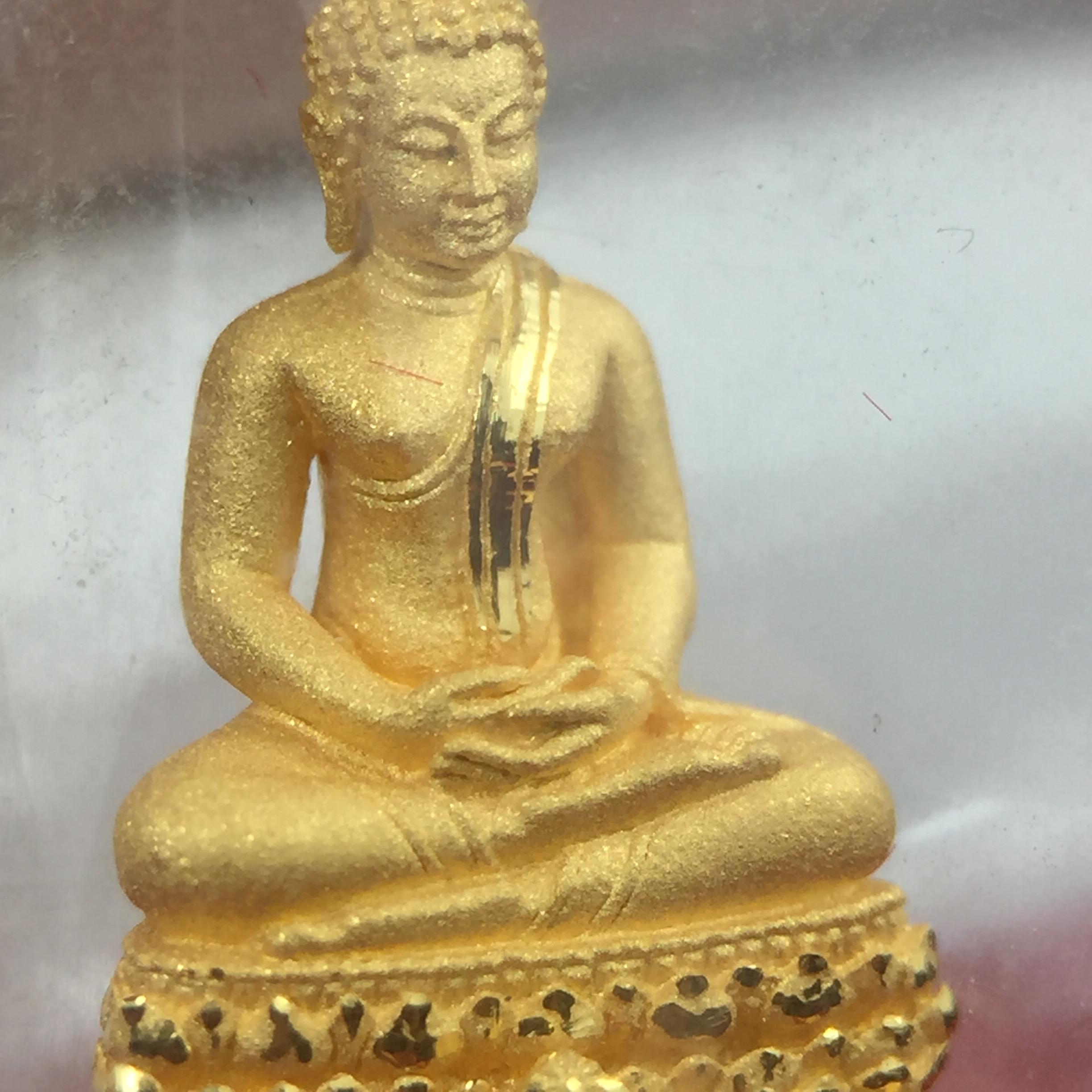 พระชัยวัฒน์พุทธสิหิงค์ ภปร. รุ่นสร้างหอพระธรรมศาสตร์ ปี2542 เนื้อทองคำ(5.9 กรัม)(ผิวเดิม ซีนซองเดิม กล่องครบสวยสมบูรณ์) มหาพิธี 3วาระอันยิ่งใหญ่(ตอกโค๊ตและหมายเลข๘๒๑) (1ใน5000องค์)