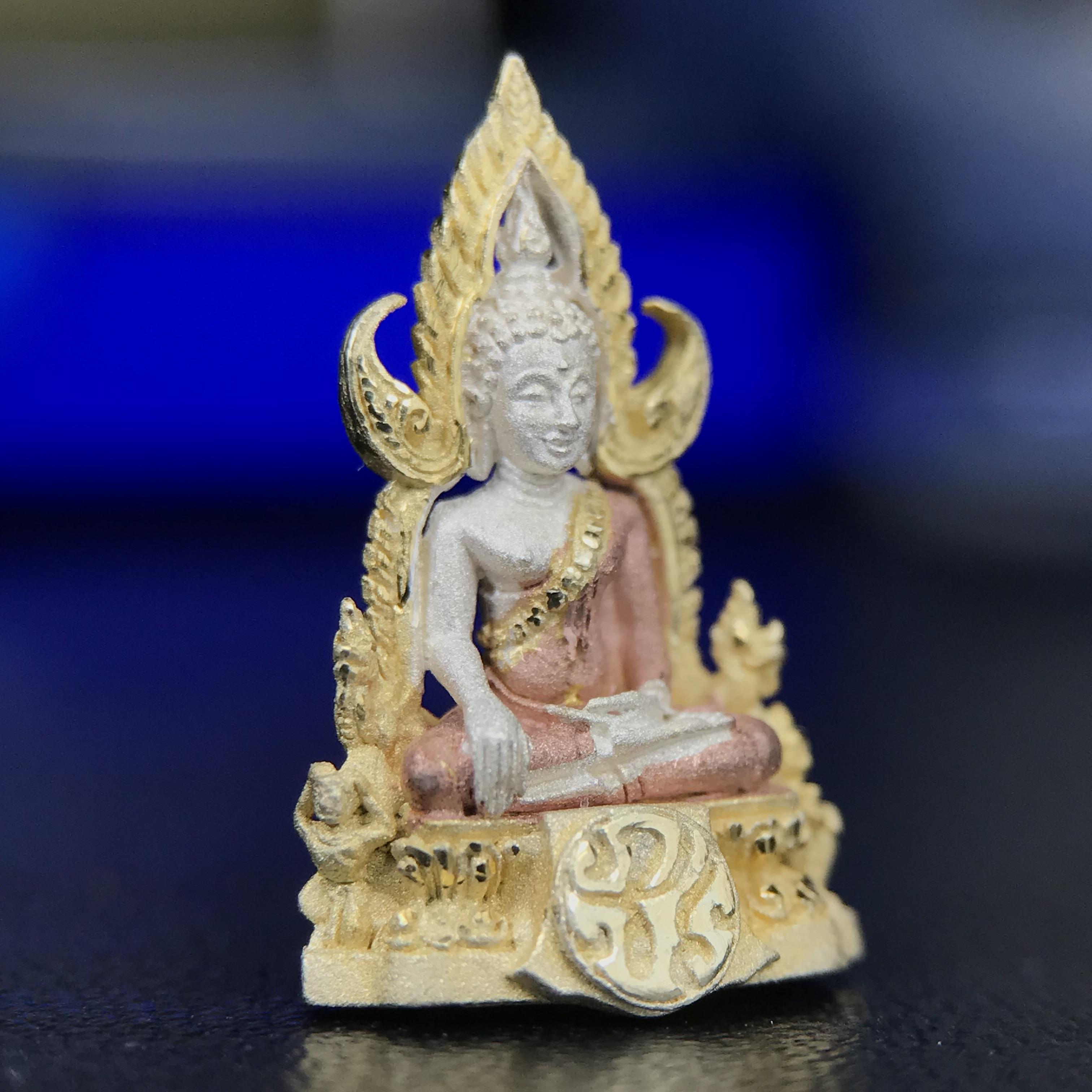 พระพุทธชินราช ภปร. โครงการ เพราะแผ่นดินนี้คือแผ่นดินเกิด เนื้อเงินชุบสามกษัตริย์ ปี2551 ขนาดหน้าตัก1/4นิ้ว(ขนาด1.1x1.6 ซม.) (สวยงามทรงคุณค่า อีกหนึ่งรุ่นยอดนิยมหายาก) (สภาพคัดสวย กล่องบรรจุเดิมครบ)