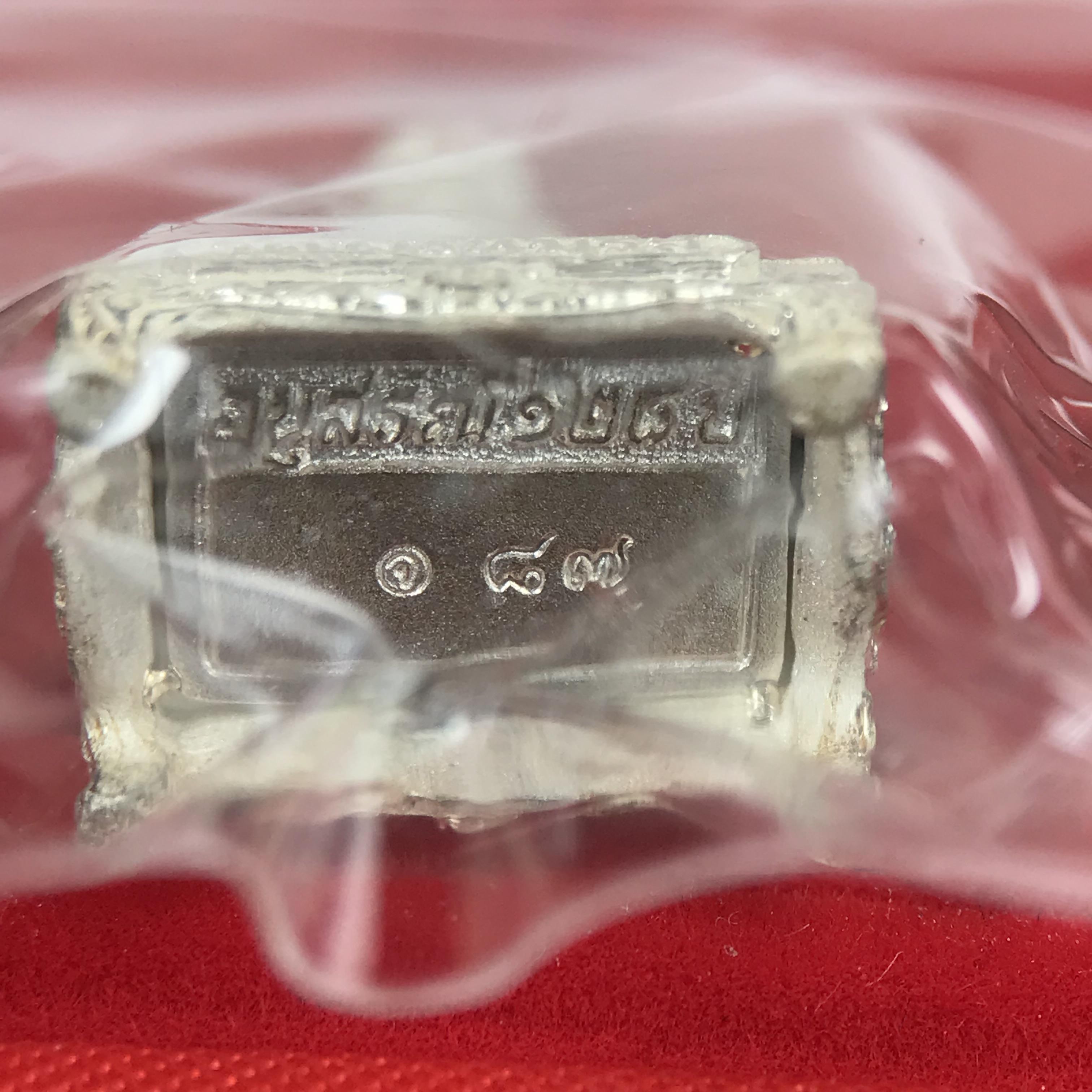 สมเด็จพุฒาจารย์ (โต พรหมรังสี) อนุสรณ์ 128 ปี สมเด็จพระญาณสังวร สมเด็จพระสังฆราช ทรงเมตตาอธิฐานจิต ปี 2543 มหาพุทธาภิเษก 3วาระ รูปเหมือนลอยองค์พิมพ์ใหญ่เนื้อเงิน ขนาด 1.5 x 2.5 ซม. ทรงคุณค่าทั้งด้านความงานด้านพุทธศิลป์ และพุทธคุณ