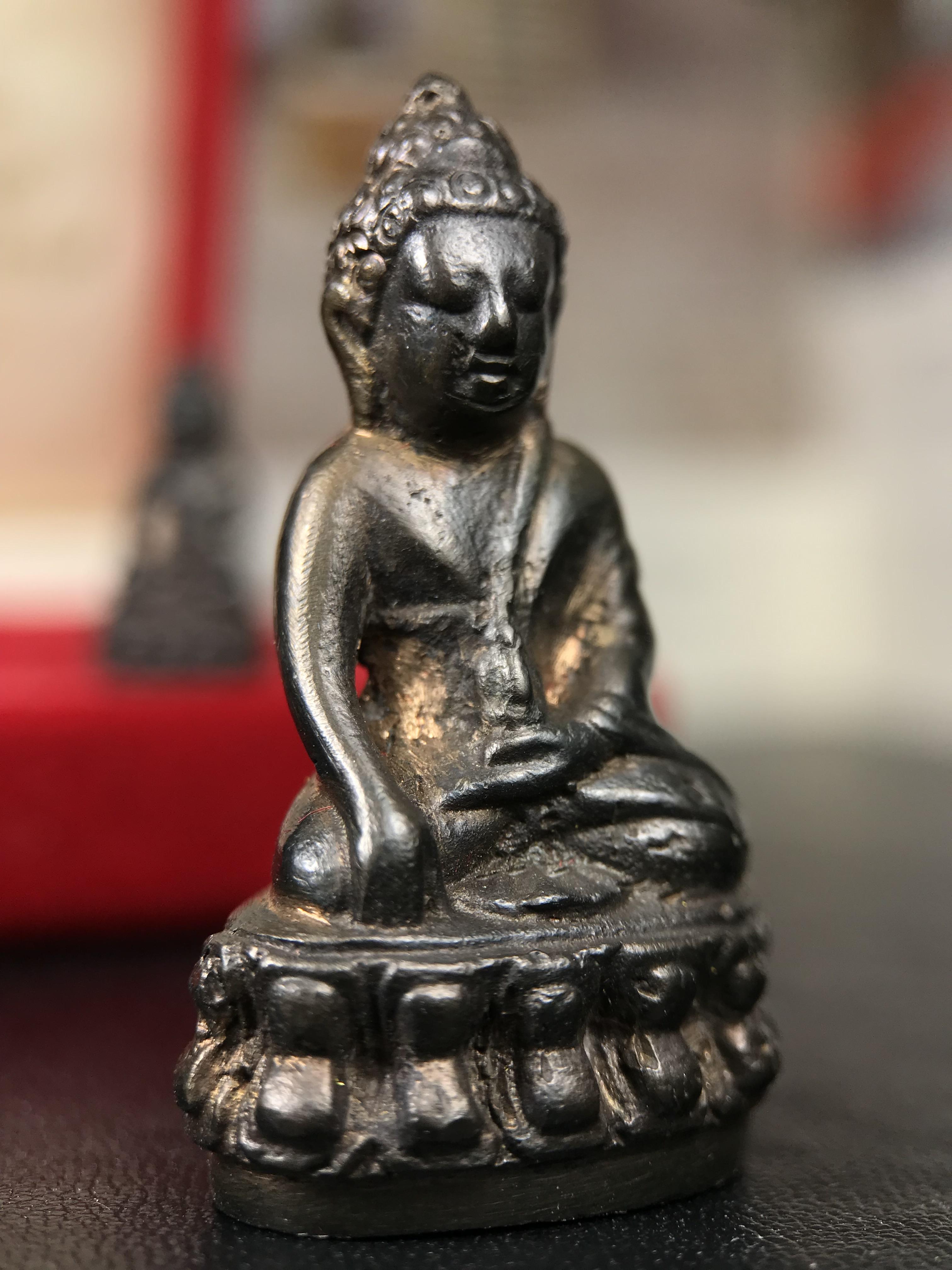 พระกริ่ง-พระชัยวัฒน์ ปวเรศ วัดบวรนิเวศวิหาร ปี 2530 พระบาทสมเด็จพระเจ้าอยู่หัวรัชกาลที่ 9 เจริญพระชนมพรรษา 5 รอบนักษัตริย์(ในหลวง ร.9 เสด็จเททอง)(บรรจุผงจิตรลดาเส้นเกศาในหลวงรัชกาลที่9)พร้อมสูจิบัตรเดิมตอนจัดสร้าง(สภาพสวยครบสมบูรณ์))พิธีใหญ่ รุ่นยอดนิยม