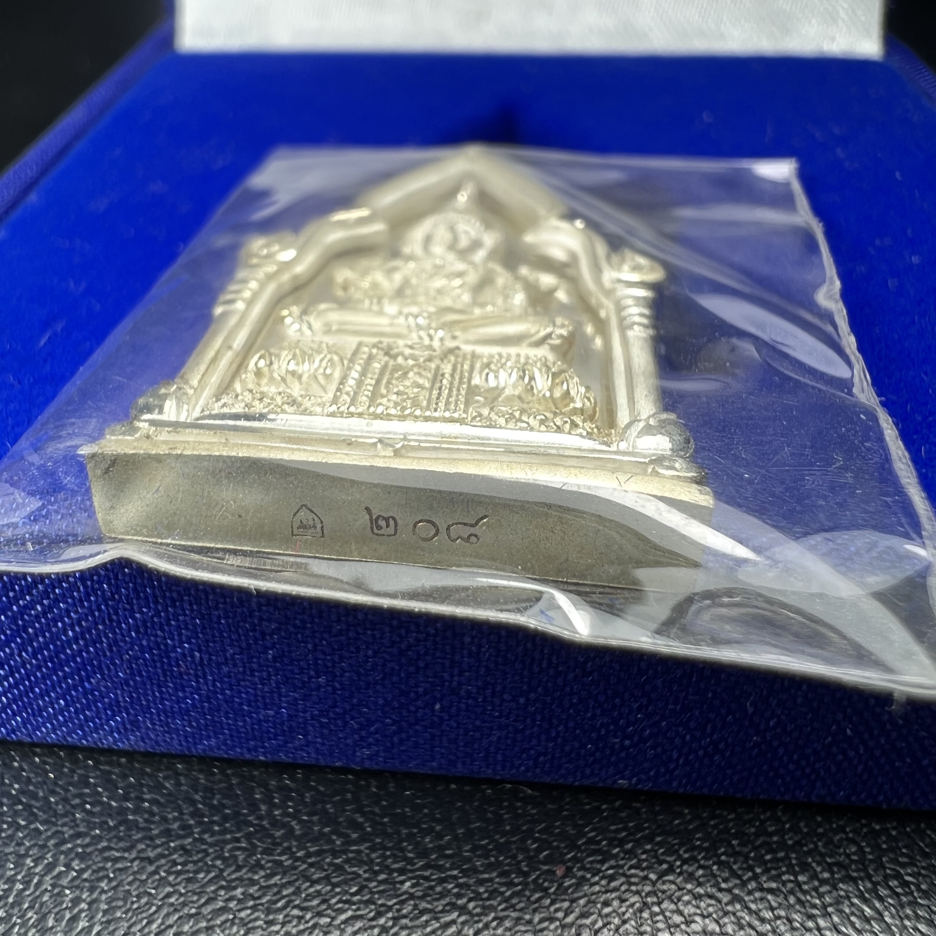 พระพุทธมหามณีรัตนปฎิมากร(พระแก้วมรกต)รุ่น เฉลิมพระเกียรติ วัดพระศรีรัตนศาสดารามราม(วัดพระแก้ว) ปี2543 เนื้อเงินพิมพ์ซุ้มกนกใหญ่ สภาพสวยซีนเดิมกล่องครบ