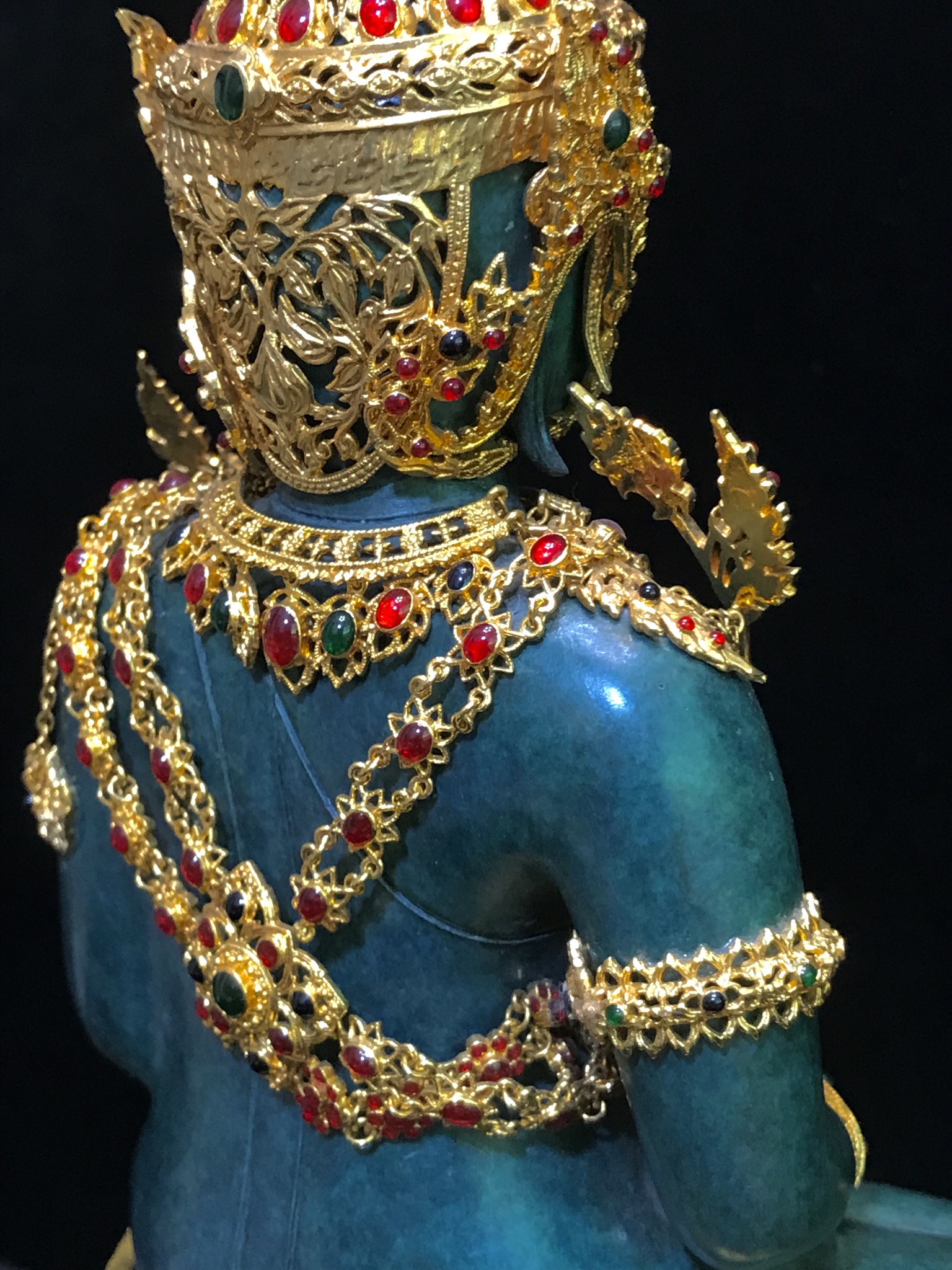 พระแก้วมรกต(จำลอง)ลอยองค์ ขนาดหน้าตัก 5 นิ้ว ทรงเครื่องฤดูร้อน เนื้อโลหะเคลือบสีเขียว เครื่องทรงชุบทองลงยาสี ฐานเนื้อโลหะ ลงรักปิดทองคำ ประดิษฐานตราสัญลักษณ์ฉลองสิริราชสมบัติ ครบ 60 ปี