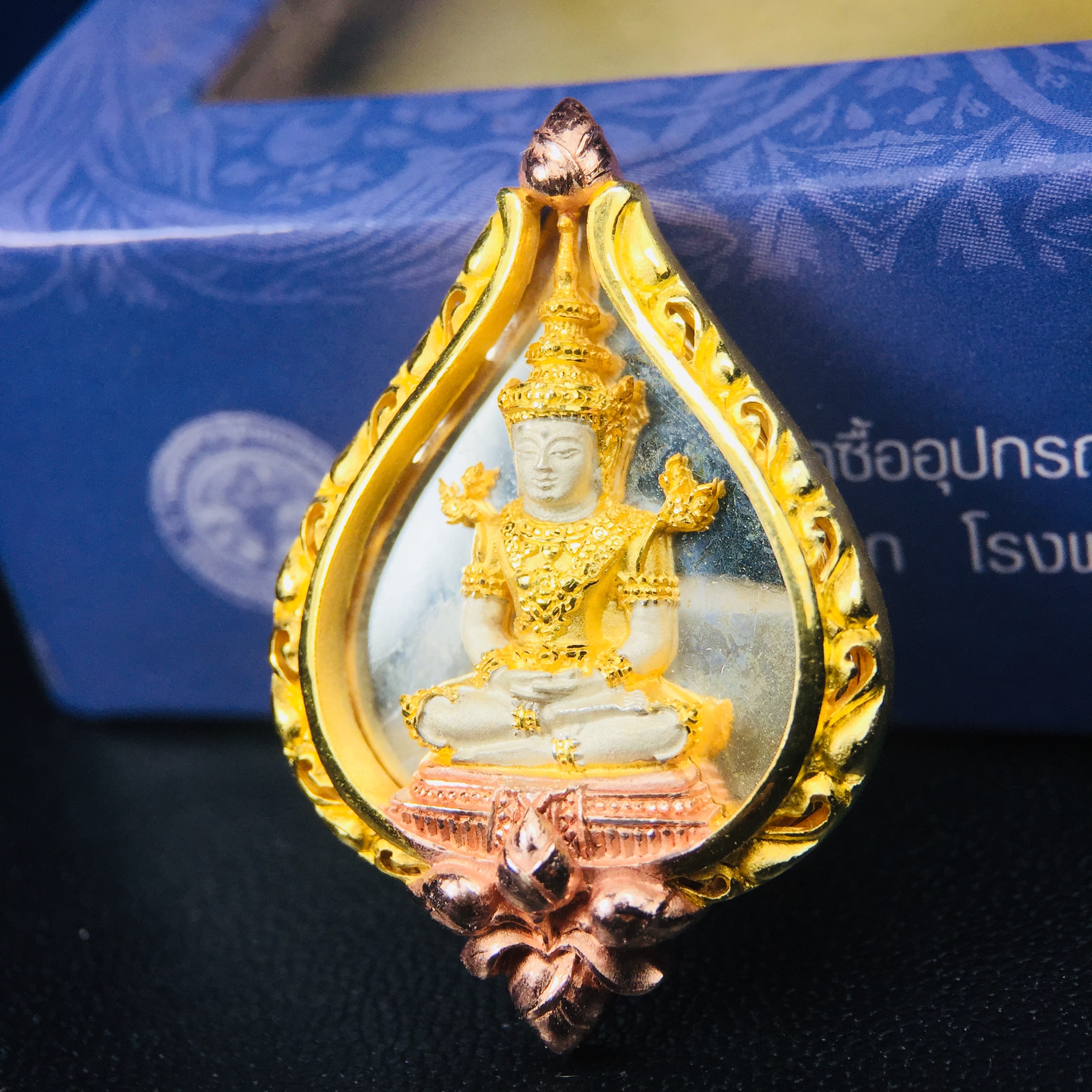 พระแก้วมรกต ภปร. ปี2547 จัดสร้างโดย รพ.ภูมิพลฯ เนื้อเงิน (3 กษัตริย์)เหรียญทรงดอกบัว งดงามทรงคุณค่าอีกหนึ่งรุ่นยอดนิยม หายาก(1ใน3000องค์)