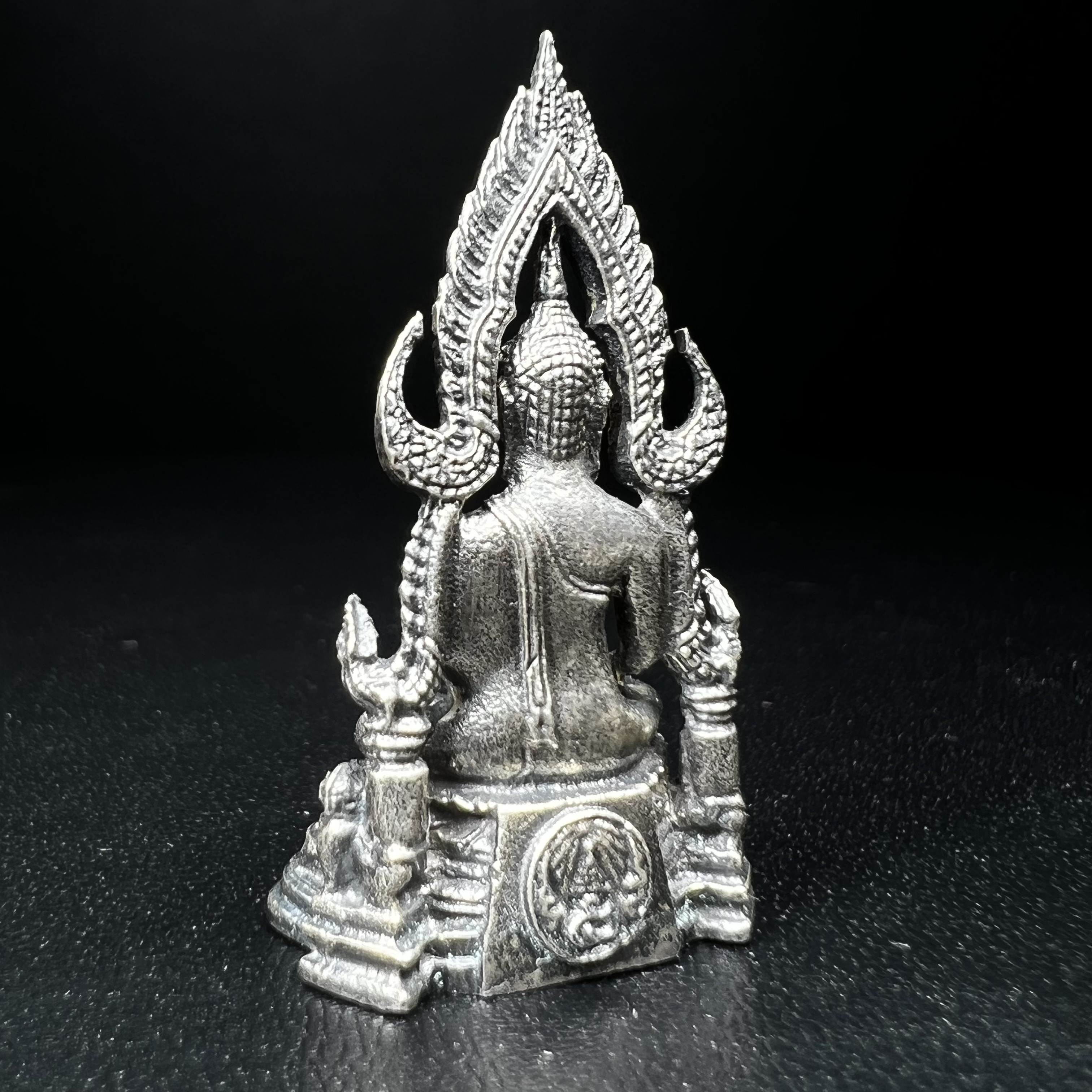 พระกริ่งพระพุทธชินราช มวก. วัดเบญจมบพิตร ปี 2519 เนื้อเงินสภาพสวยผิวเดิม หมายเลข687(ในหลวงรัชกาลที่9และราชินีเสด็จฯเททอง)(พิธีใหญ่ เกจิอาจารย์ในยุคยอดนิยมร่วมปลุกเสก)