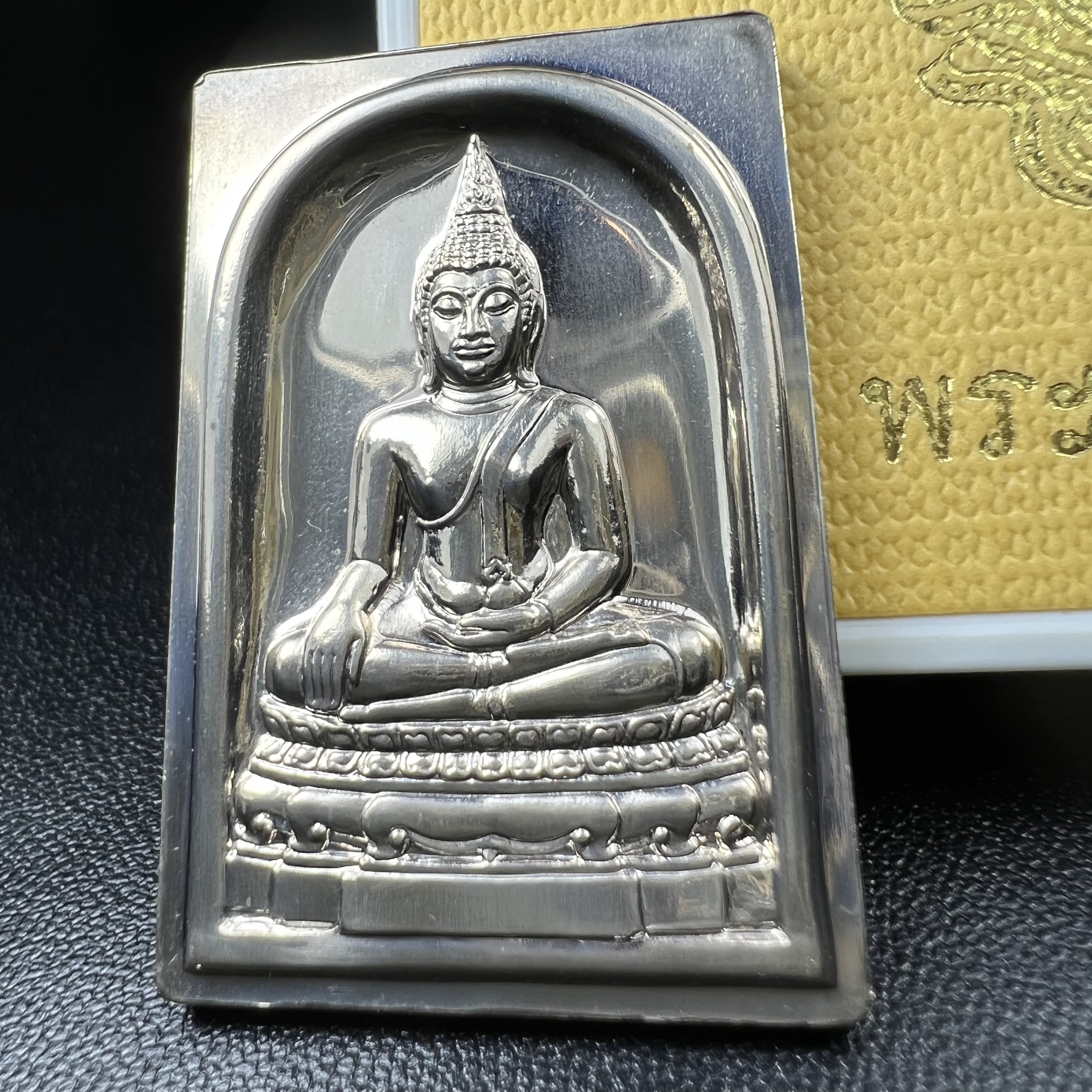 พระพุทธชินสีห์ หลังตรา ปรมาภิไธยย่อ ภปร. ในวโรกาสเฉลิมพระชมพรรษาในหลวงรัชกาลที่9 ครบ 7 รอบ และ ที่ระลึกสมโภชวัดบวรนิเวศวิหารครบ 175 ปี พ.ศ.2554 เหรียญเนื้อเงิน พิมพ์ใหญ่ ขนาดสูง 3.8 ซม. พร้อมกล่องบรรจุเดิมพระราชทาน(1 ใน 1585 เหรียญ)หายาก