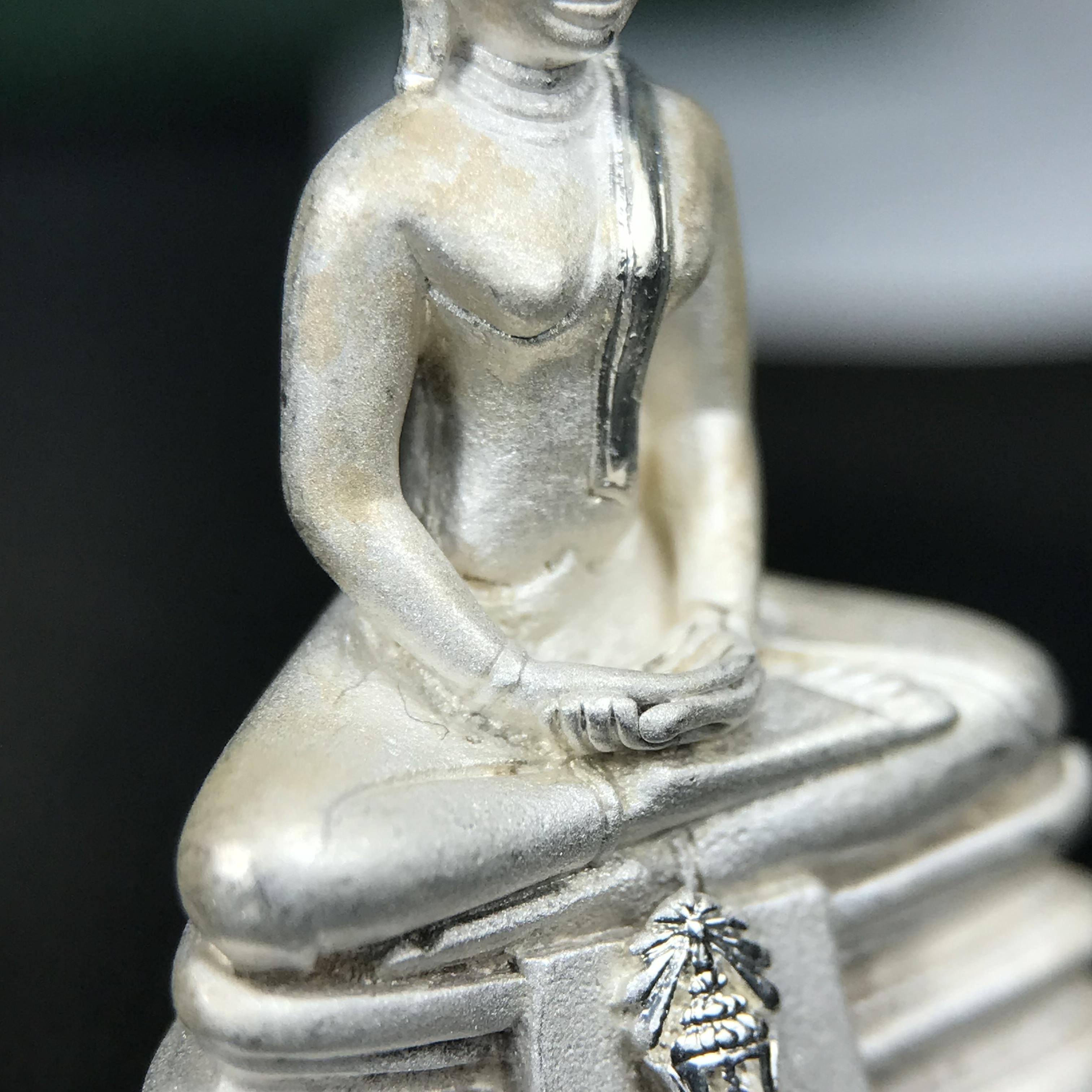 พระพุทธโสธร ภปร. รุ่นย้อนยุค สร้างพระอุโบสถ สมาคมชาวฉะเชิงเทรา จัดสร้าง ปี 2539 วโรกาสครองสิริราชสมบัติครบ 50 ปี เนื้อเงินทรายนวลขัดเงาบางส่วน พร้อมกล่องบรรจุและใบรับรองเดิม