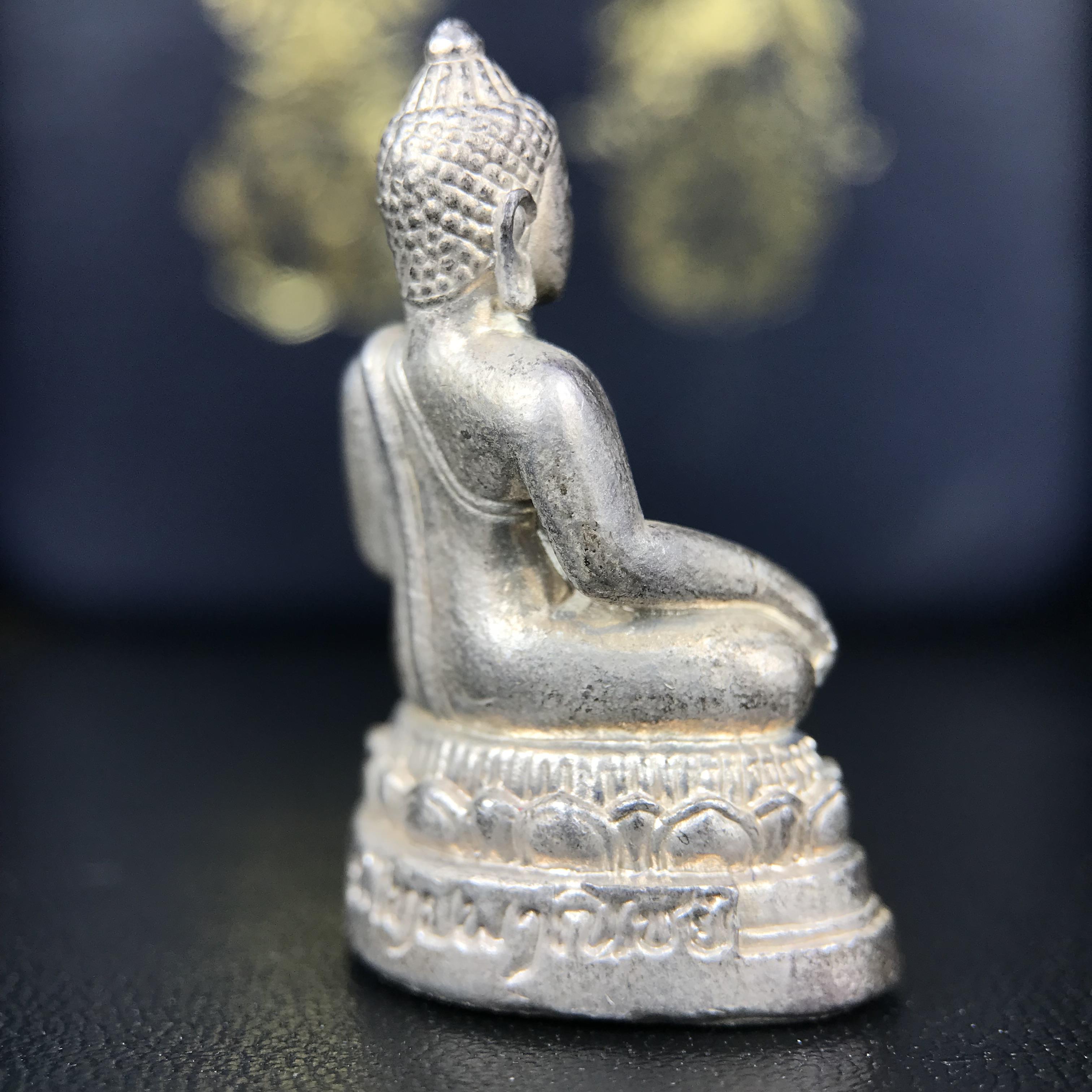 พระกริ่งพระพุทธนรสีห์ จปร.+ภปร. ครบรอบ 100 ปี ธนาคารไทยพาณิชย์ ปี 2550 พระกริ่งเนื้อเงิน(หายาก)(พุทธศิลป์งดงาม)ด้านหน้าฐานประดับด้วยตราสัญลักษณ์ "จปร" และ "ภปร" (องค์เนื้อเงินสร้างน้อย พบเจอน้อยหายาก)1 ใน 2500 องค์