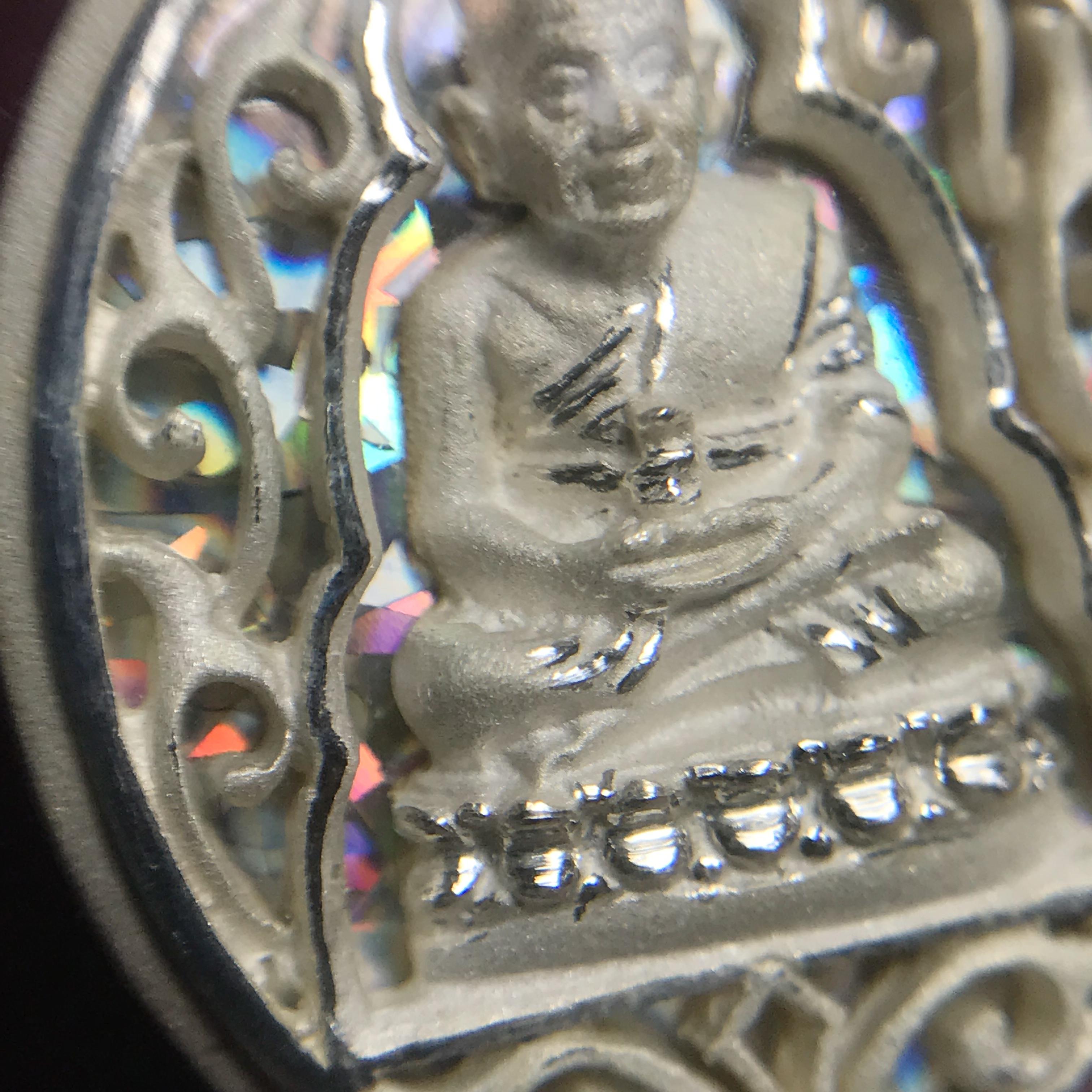 เหรียญหลวงปู่ทวด รุ่นมงคลบารมี วัดประสาทบุญญาวาส ปี 2545 เนื้อเงินพิมพ์ทรงรูปไข่(เล็ก)(2.0*1.8ซม.)ฉลุลายสวยงาม ตอกโค๊ตมีหมายเลข พร้อมกล่องบรรจุเดิม