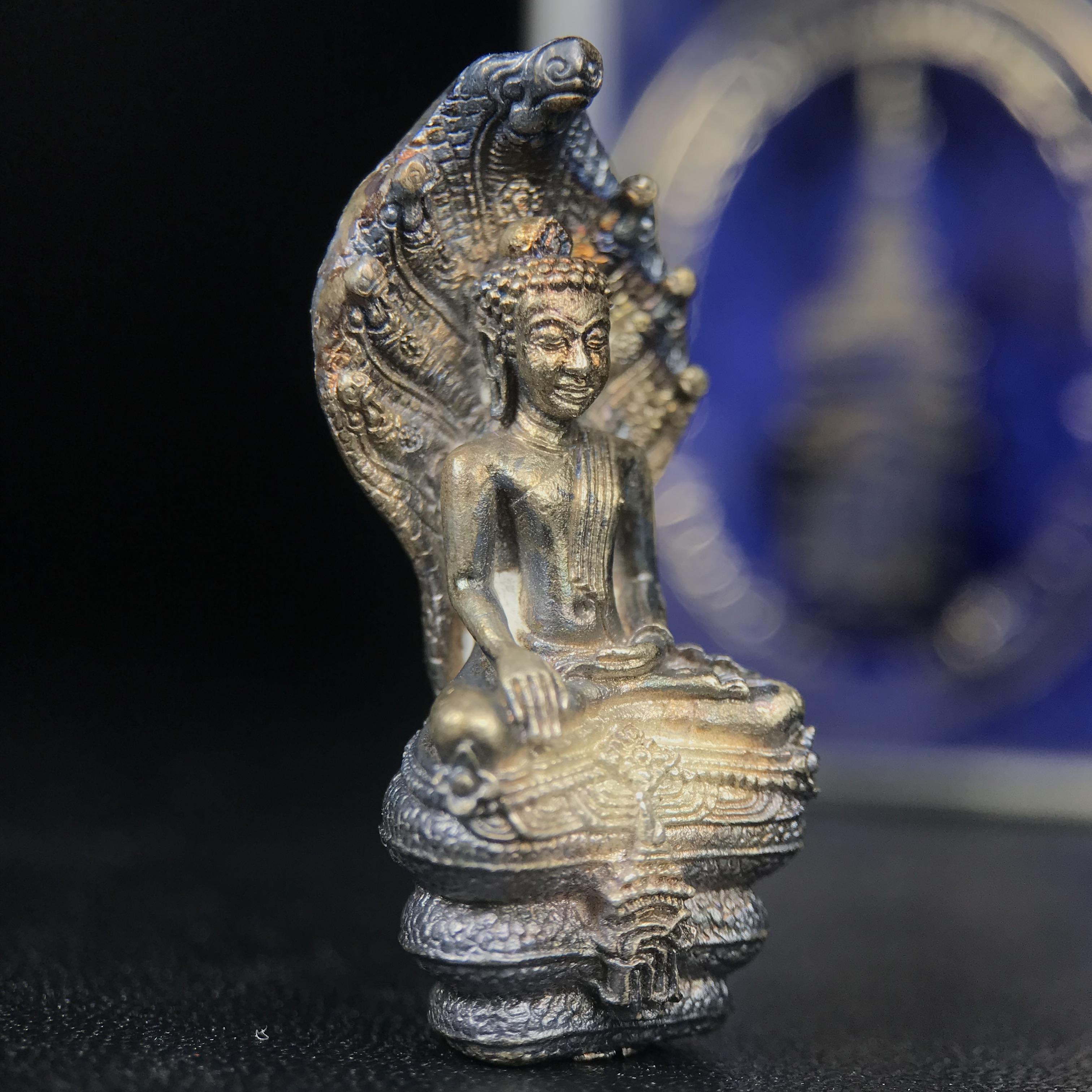 พระพุทธรูปนาคปรกปางมารวิชัย สธ. เนื่องวโรกาสสมเด็จพระเทพรัตนราชสุดาฯ ทรงเจริญพระชนมายุครบ 3 รอบ ปี2534 พิธีพุทธาภิเษก ณ วัดบวรนิเวศวิหาร โดยมีสมเด็จพระญาณสังวร สมเด็จพระสังฆราชเป็นองค์ประธาน(พิธีใหญ่ มวลสารดี พุทธศิลป์งดงาม)พระกริ่งเนื้อเงินพบเจอน้อยหายาก