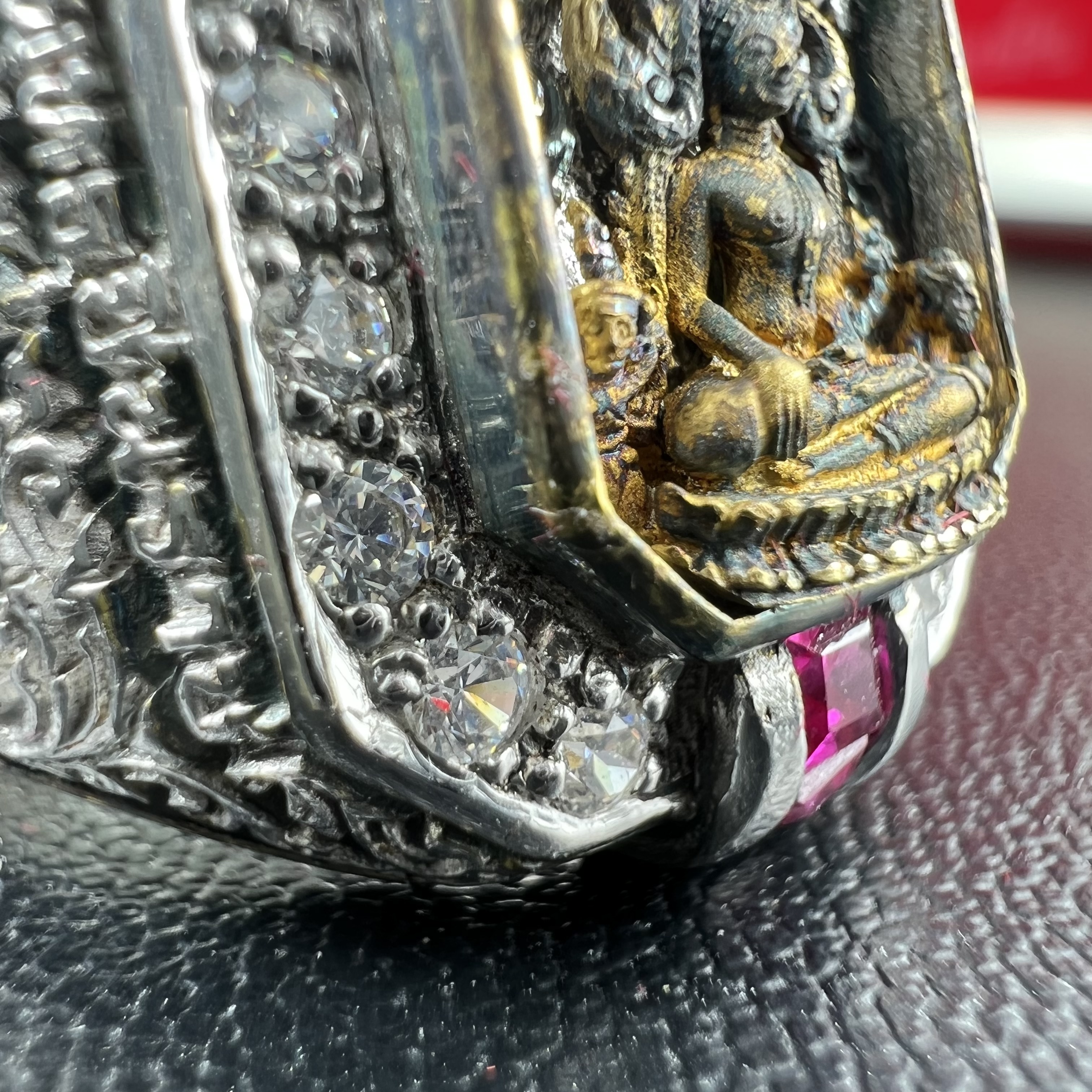 แหวนพระพุทธชินราช ภปร. ในวโรกาสเฉลิมพระชนมายุ6รอบ 5ธันวาคม2542 มูลนิธิพิทักษ์ดวงตาประชาชน จัดสร้าง แหวนเนื้อเงินเคลือบทองคำบริสุทธิ์ประดับเพชร CZ เกรดนอก ตอกโค๊ตและหมายเลข 504(ผลรวมได้ 9 เลขมหามงคลเจริญก้าวหน้าในทุกด้าน) พร้อมกล่องบรรจุเดิมครบ(หายาก)