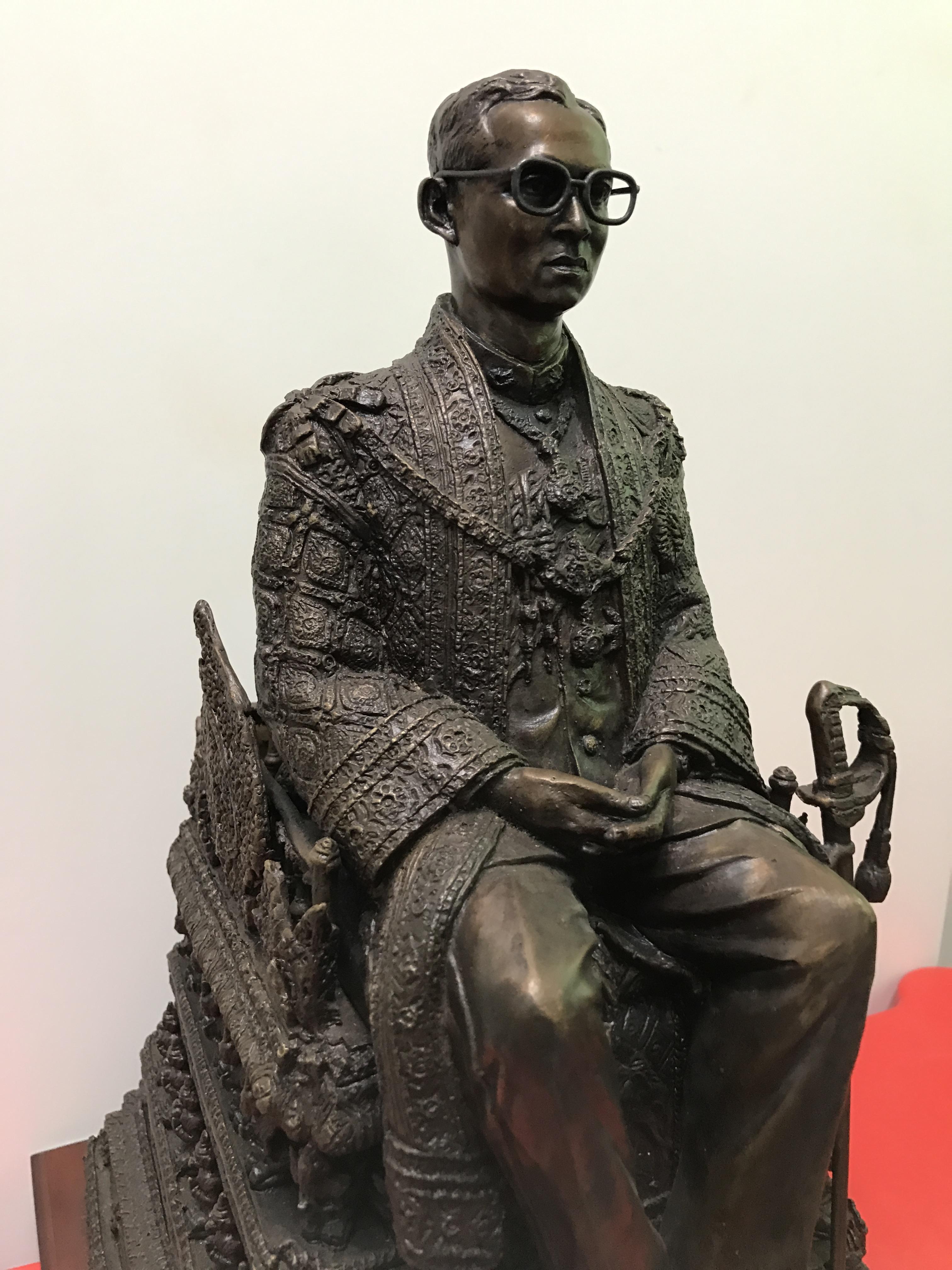 พระบรมรูปพระบาทสมเด็จพระเจ้าอยู่หัวรัชกาลที่9(นั่งบัลลังก์) กระทรวงมหาดไทยจัดสร้าง ปี2539