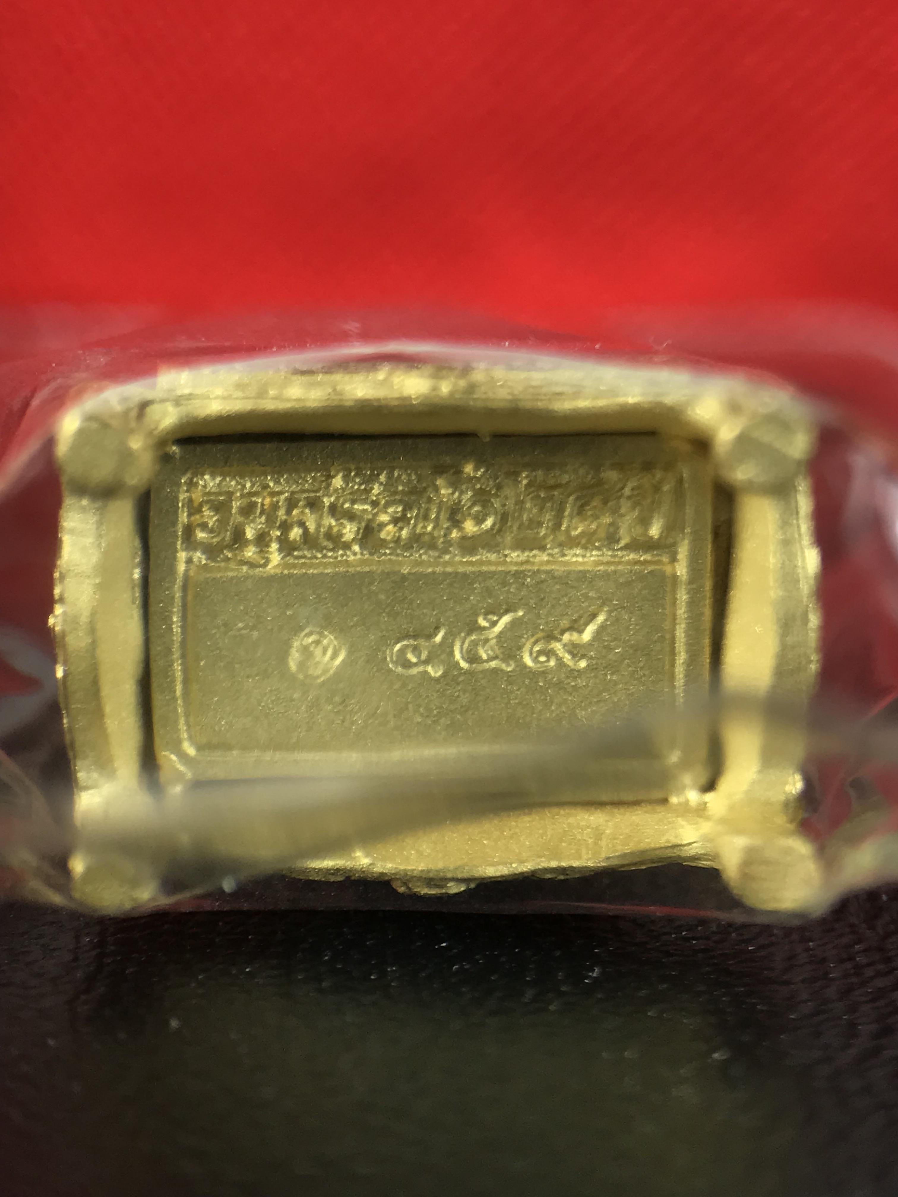 สมเด็จพุฒาจารย์ (โต พรหมรังสี) อนุสรณ์ 128 ปี สมเด็จพระญาณสังวร สมเด็จพระสังฆราช ทรงเมตตาอธิฐานจิต ปี 2543 มหาพุทธาภิเษก 3วาระ รูปเหมือนลอยองค์พิมพ์ใหญ่เนื้อเงินสามกษัตริย์ ขนาด 1.5 x 2.5 ซม. ทรงคุณค่าทั้งด้านความงานด้านพุทธศิลป์ และพุทธคุณ