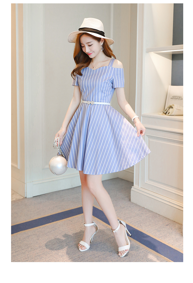 ชุดเดรสสั้นเปิดไหล่สีฟ้าอ่อนลายทางยาวสีขาวพร้อมเข็มขัดสีขาว