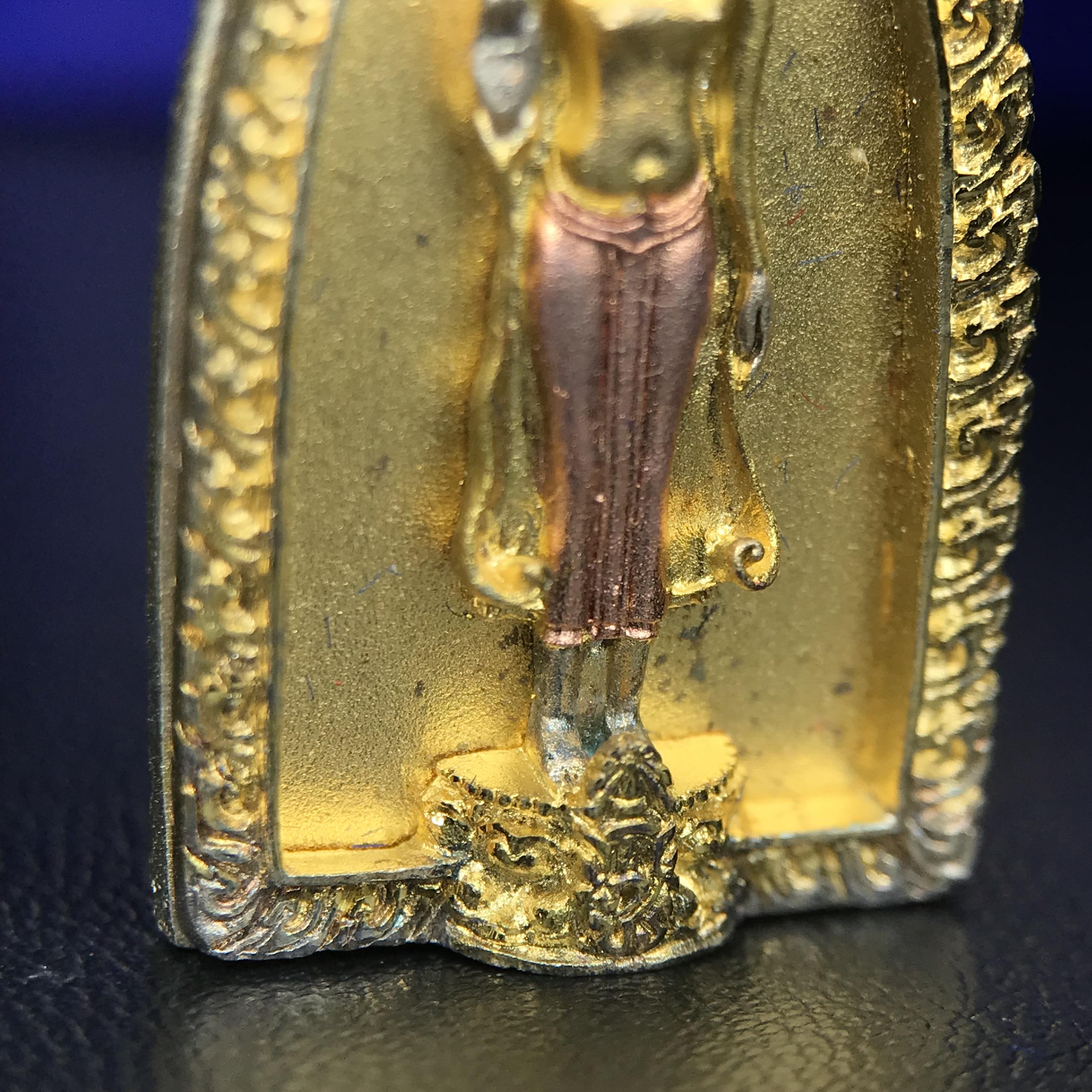 พระพุทธกาญจนพรสยามภูมิ ภปร. ปี 2539 เนื้อเงินสามกษัตริย์พื้นทรายเงา(ผิวเดิมสวย) พิมพ์ทรงใบขนุน ขนาด3.2ซม. พระพุทธรูปประจำพระชนมวาร รัชกาลที่9 ทรงโปรดเกล้าให้วิทยาลัยป้องกันราชอาณาจักร(วปอ.)สร้างในวโรกาสทรงครองสิริราชสมบัติครบ50ปี พ.ศ.2539(1ใน5000องค์)