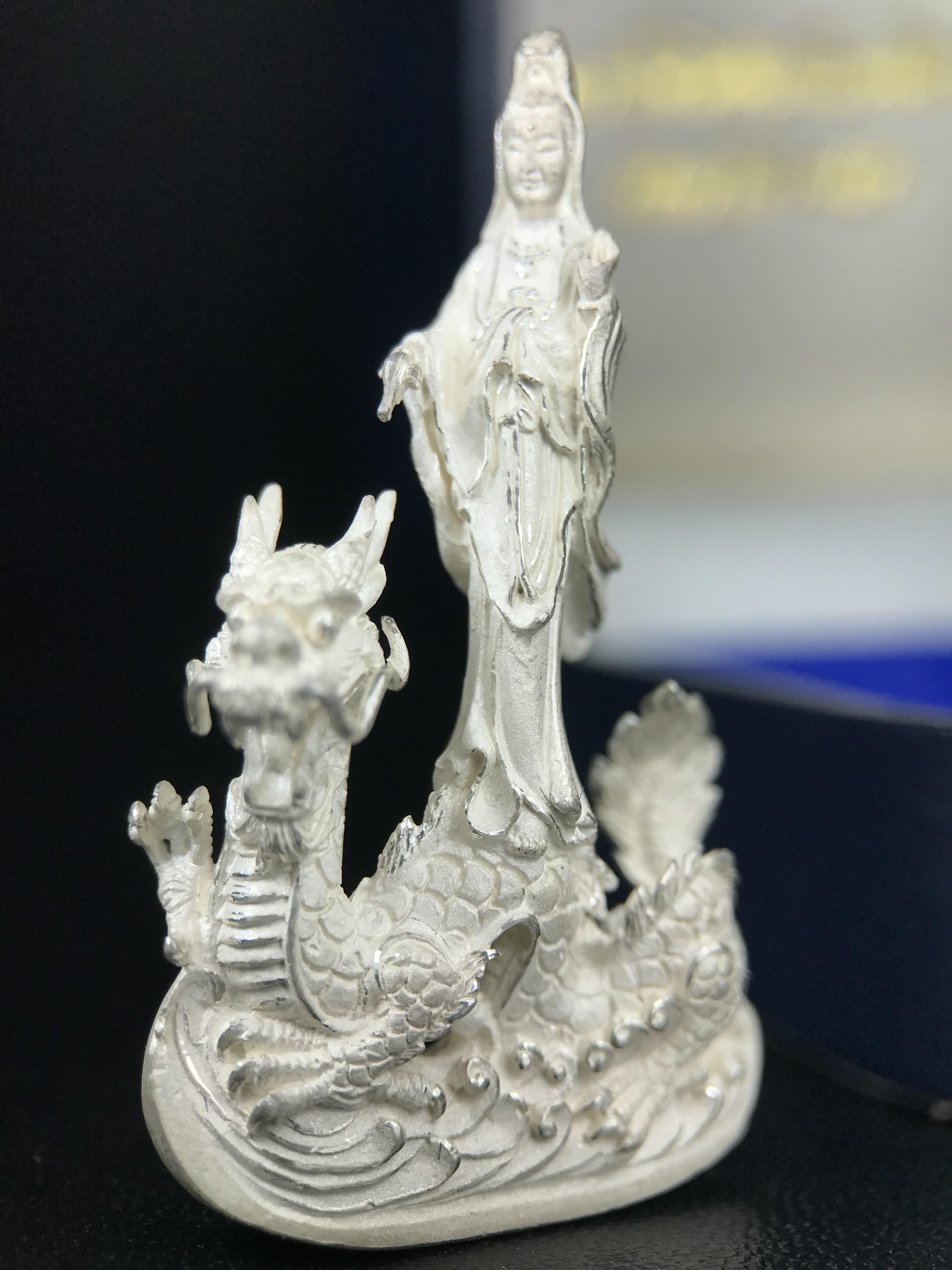 รูปหล่อลอยองค์พระโพธิสัตว์กวนอิม ทรงประทับมังกร จ.ระนอง เนื้อเงินพ่นทรายขัดเงาบางส่วน พิมพ์ใหญ่(สภาพผิว สวยงดงาม ทรงคุณค่า) เฉลิมฉลองในวโรกาสที่พระบาทสมเด็จพระเจ้าอยู่หัวทรงครองสิริราชสมบัติครบ 50 ปี จ.ระนอง พ.ศ.2539