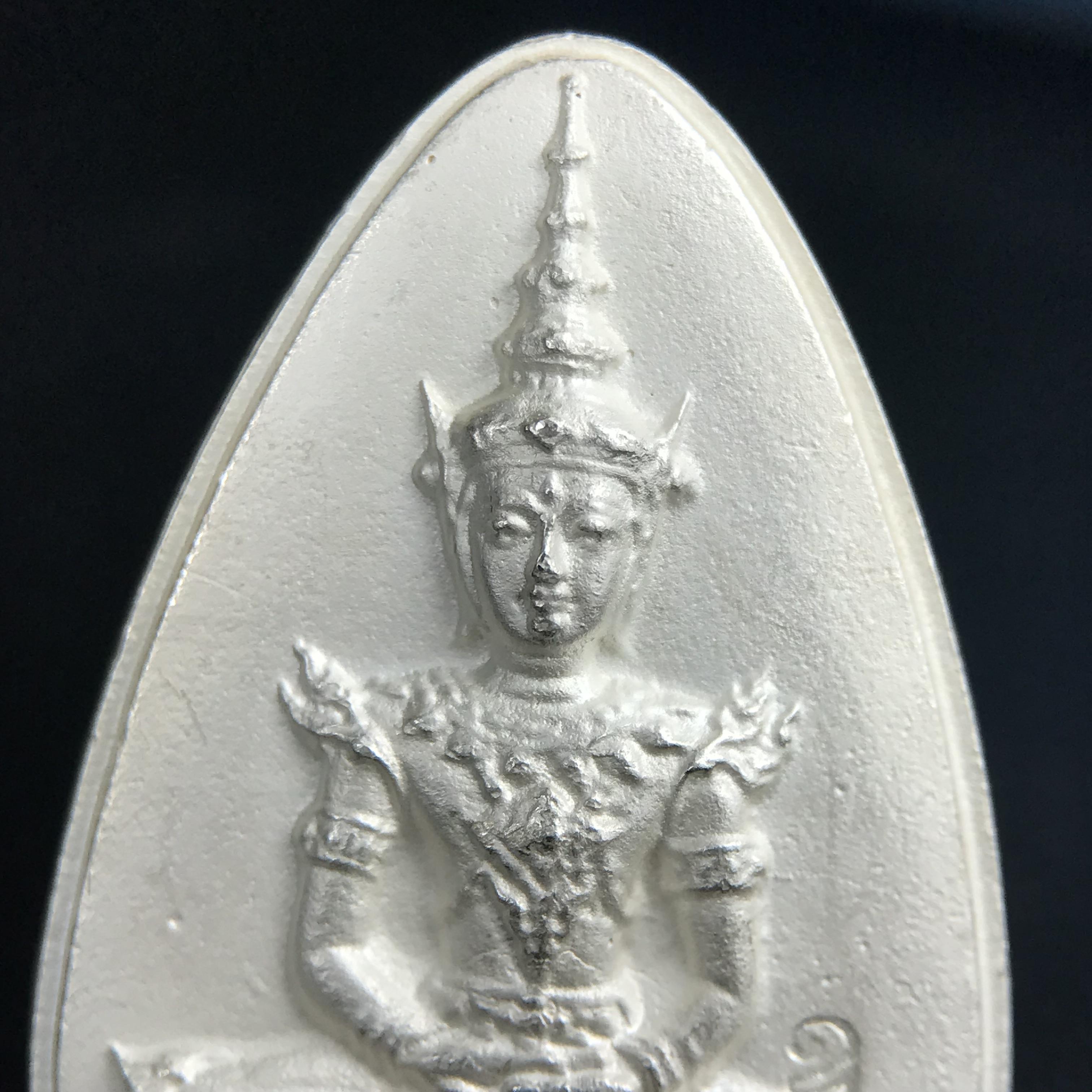 พระแก้วมรกต ญสส. สมเด็จพระญาณสังวร สมเด็จพระสังฆราช วัดบวรนิเวศวิหาร รุ่นมรดกไทย มรดกโลก พ.ศ.2536 จัดสร้างโดยมูลนิธิปริยัติศึกษา ในพระสังฆราชูปถัมภ์ เนื้อเงิน พิมพ์ใหญ่ขนาดสูง 3 ซ.ม. พร้อมกล่องบรรจุเดิมครบ