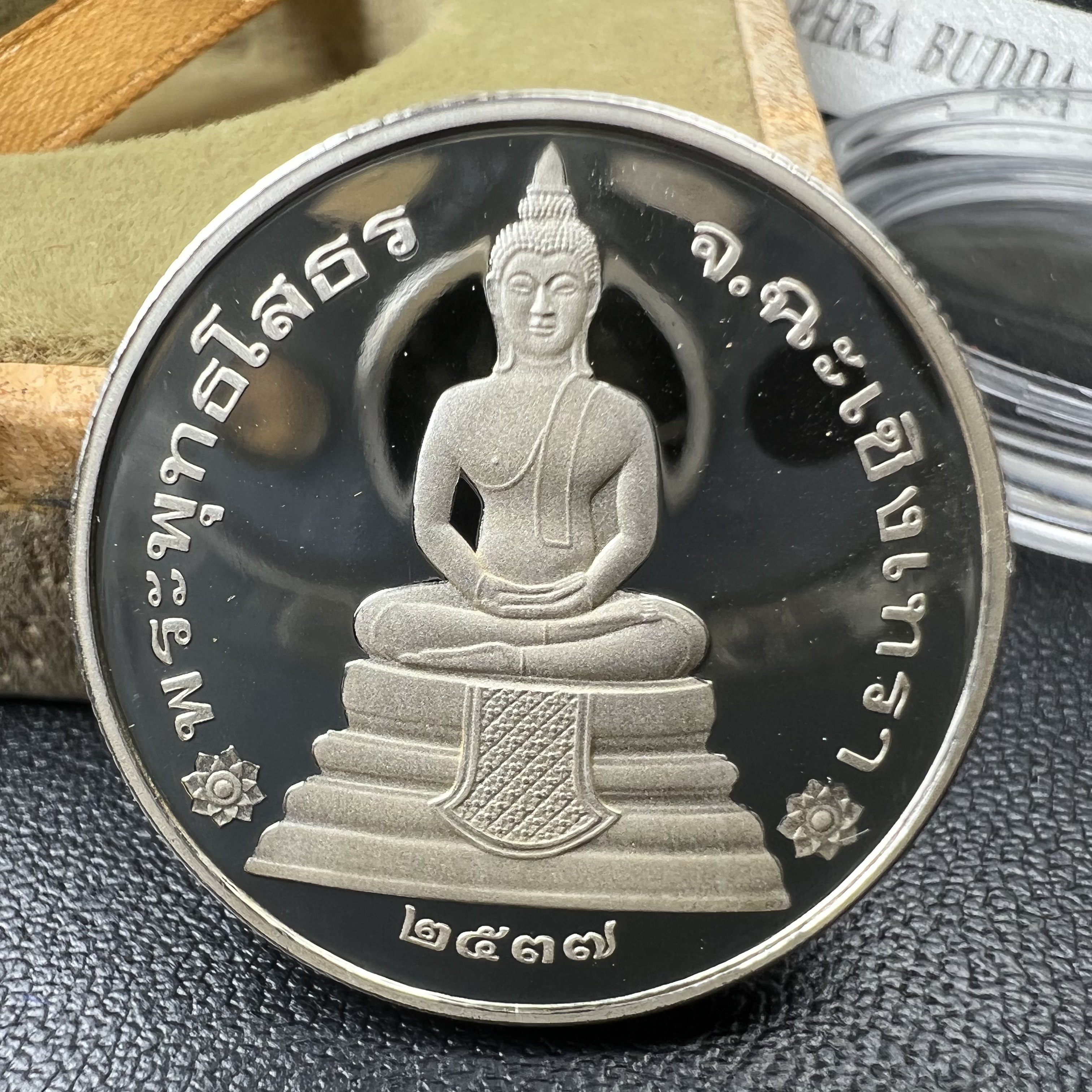 เหรียญพระพุทธโสธร รุ่นนานาชาติ(รุ่นแรก) วัดโสธรวรารามวรวิหาร ปี 2537 หลังพระธรรมจักร เนื้อเงินขัดเงา ขนาด 2.5 มม.สภาพสวยพร้อมกล่องและการ์ดใบรับรองเดิมครบสมบูรณ์(1 ใน 5000 เหรียญ)