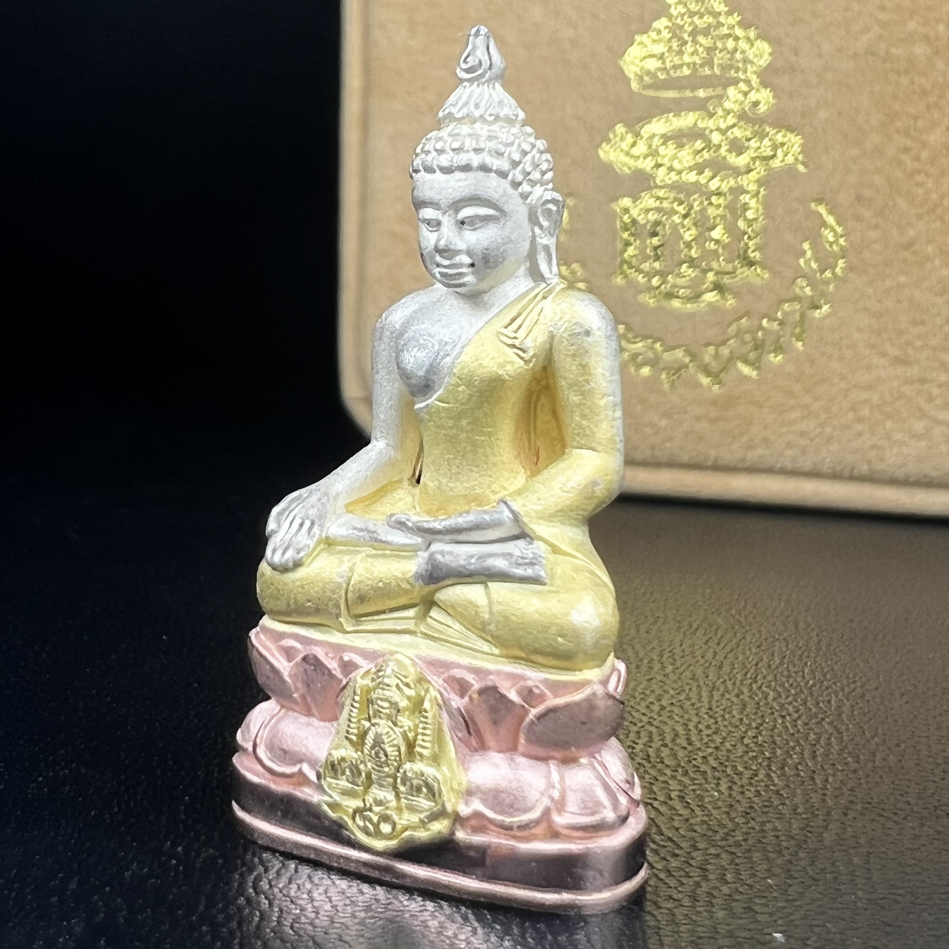 พระกริ่งไพรีพินาศ ครองสิริราชสมบัติครบ 50 ปี พ.ศ.2540 เนื้อเงินสามกษัตริย์ สวย ครบ สมบูรณ์ ชุดพระราชทาน(หายาก)