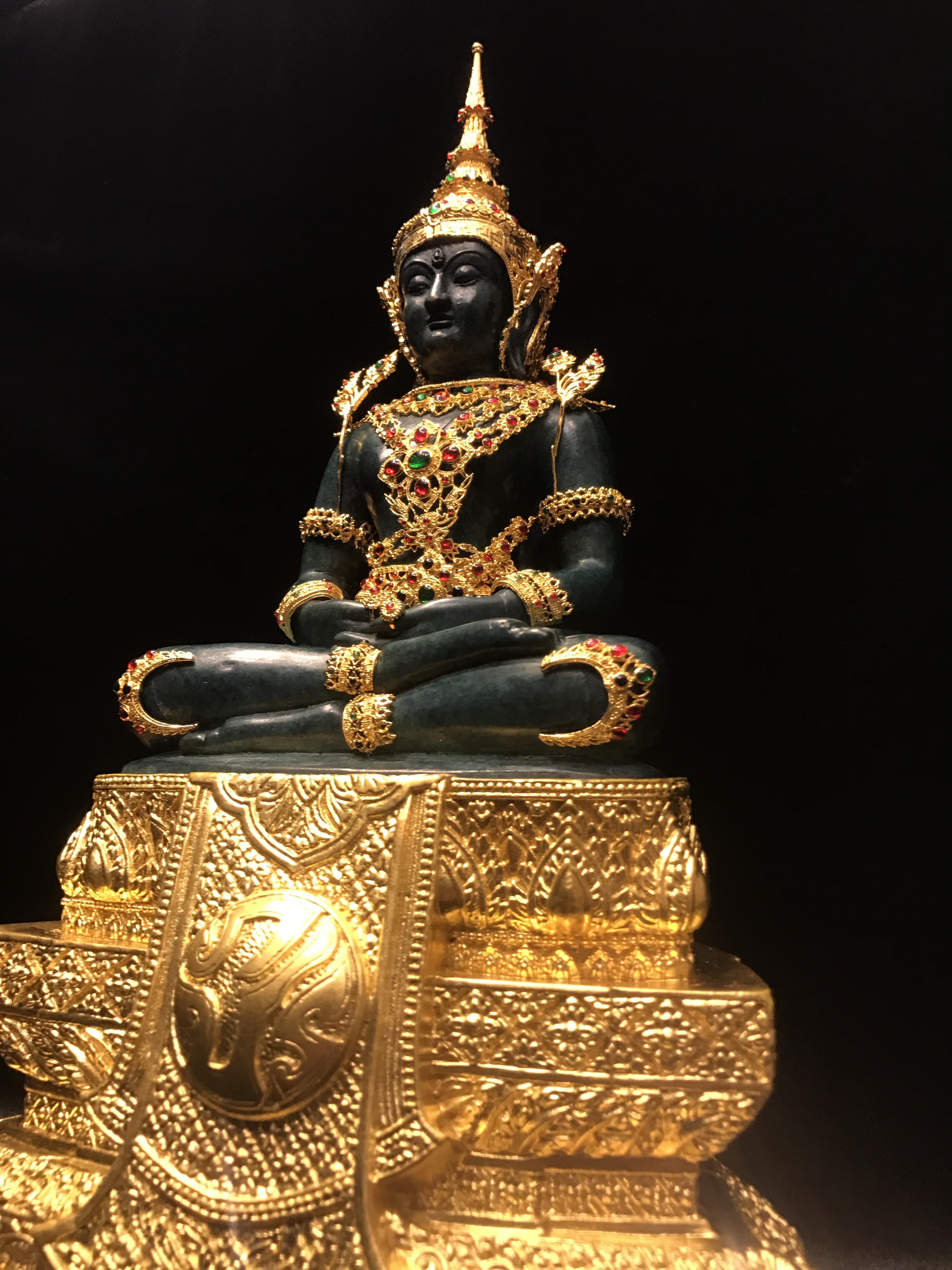 พระพุทธมหามณีรัตนปฏิมากร จำลอง (พระแก้วมรกต) ขนาดบูชาหน้าตัก 5 นิ้ว ตราสัญลักษณ์ ภ.ป.ร. รุ่นแรก ปี2547 เนื้อนวโลหะเคลือบสีเขียว(เครื่องทรงนวโลหะชุบทอง)