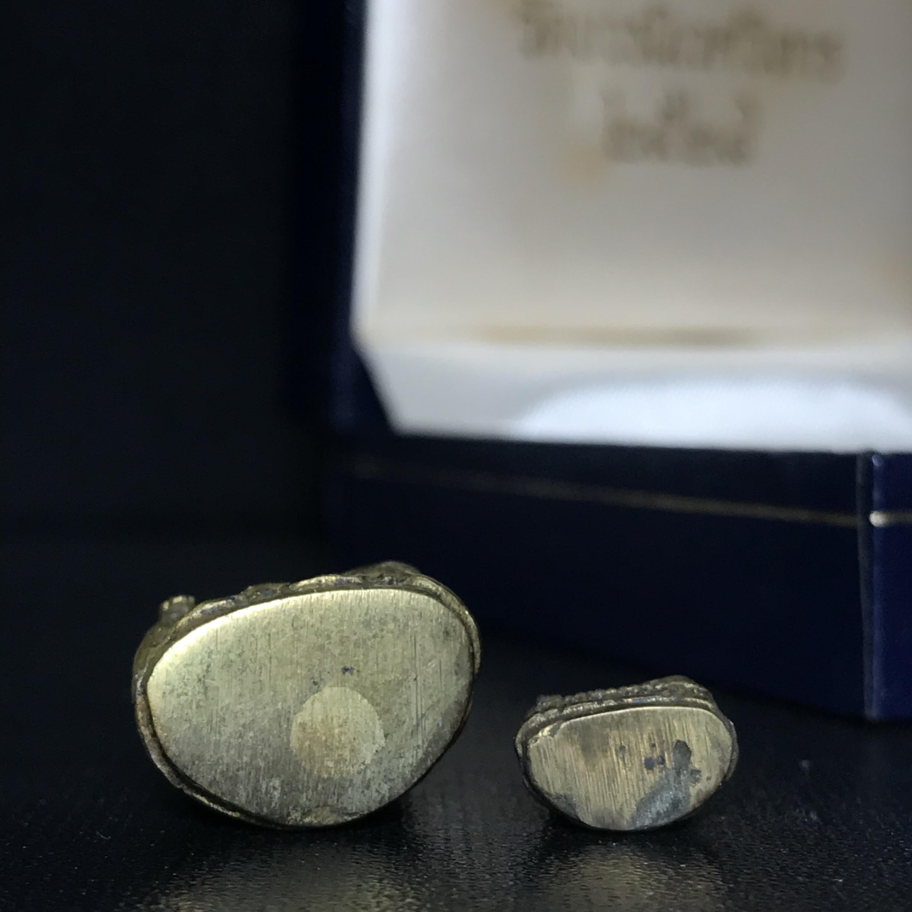 พระกริ่ง-พระชัยวัฒน์ไพรีพินาศ วัดบวรนิเวศวิหาร รุ่นผ้าป่าสิงห์บุรี ปี2528(กล่องหนังนิยม)(พระชุดหลักสายสมเด็จพระญาณสังวร สมเด็จพระสังฆราชองค์ที่19)(1ใน 1500ชุด)สภาพสวยกล่องบรรจุเดิม