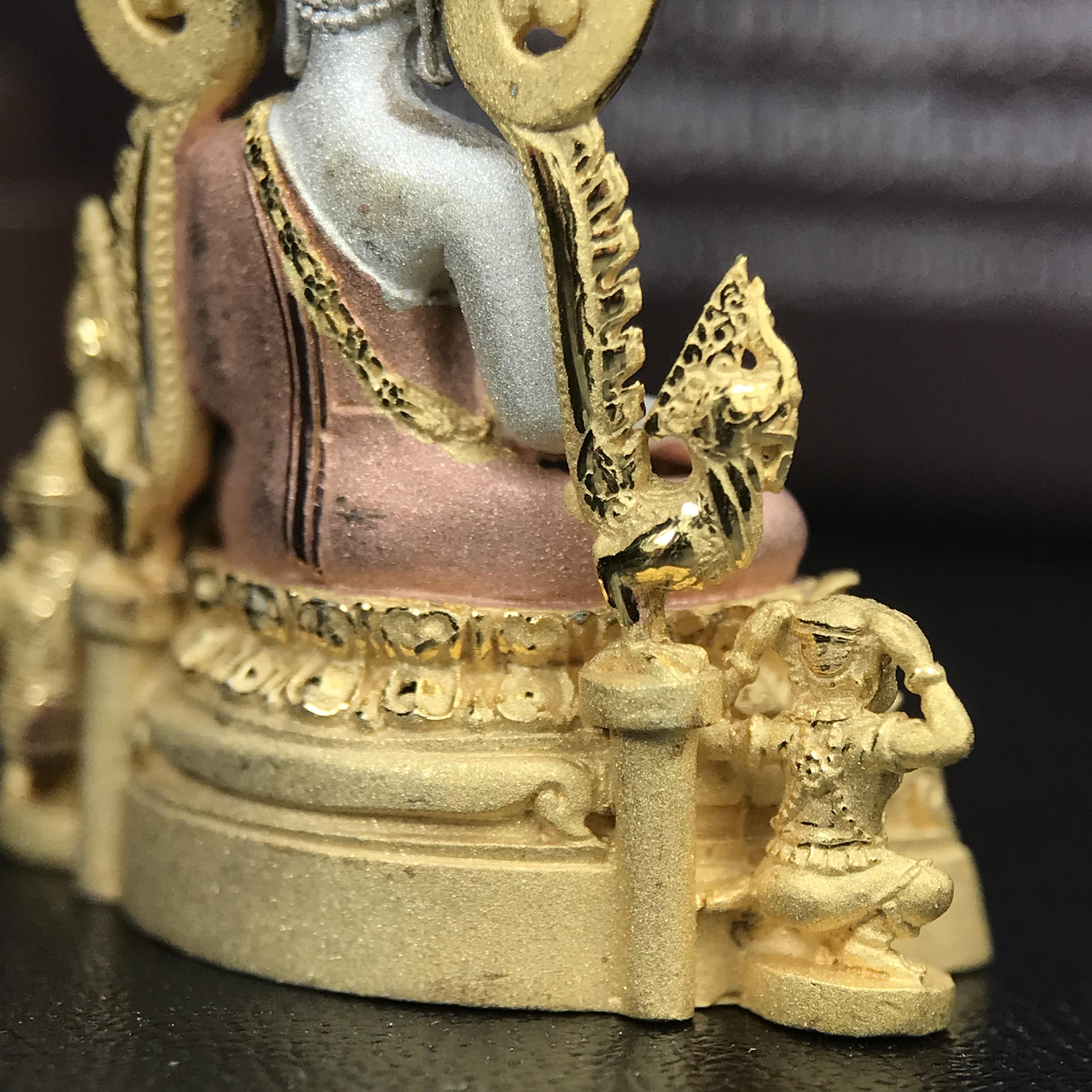 พระพุทธชินราช ภปร. โครงการ "เพราะแผ่นดินนี้ คือ แผ่นดินเกิด" ปี 2548(รุ่นแรก) ลอยองค์เนื้อเงินสามกษัตริย์ หน้าตัก 1/2 นิ้ว (ขนาด 3.5 x 2.5 ซม.) พุทธศิลป์งดงามทรงคุณค่า รุ่นยอดนิยม(องค์หมายเลข ๘๘๔๖)