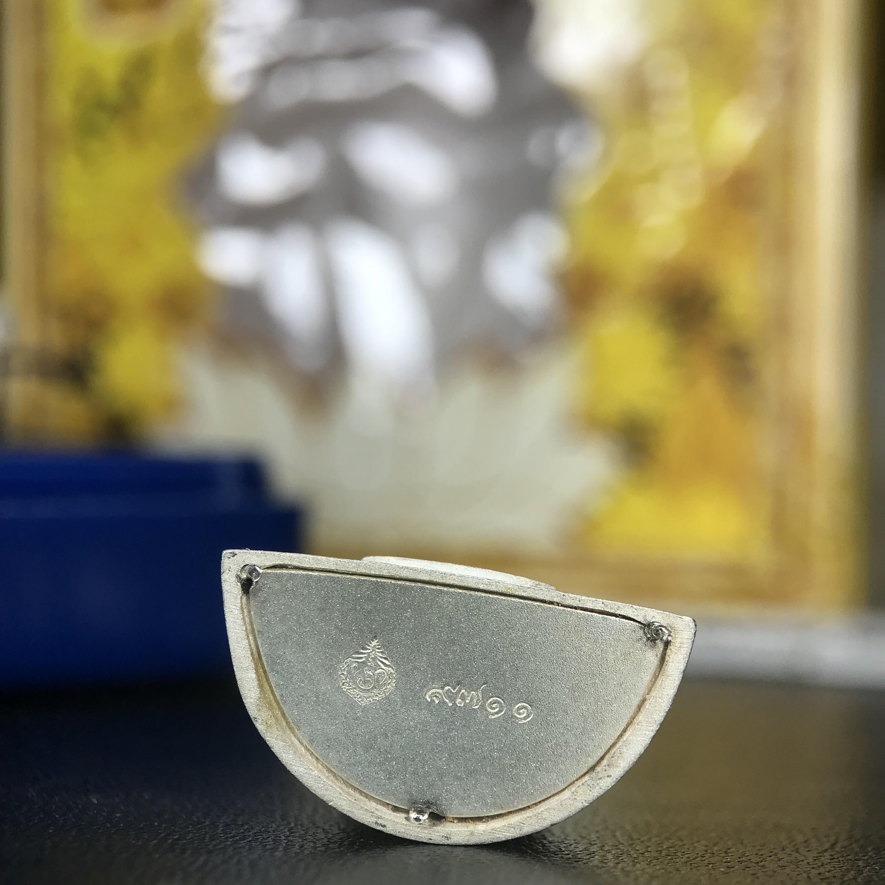 พระแก้วมรกต ทรงเครื่องฤดูร้อน พระราชทานประดิษฐานตราสัญลักษณ์ฉลองสิริราชสมบัติ ครบ 60 ปี ในหลวงรัชกาลที่ 9 พ.ศ.2549 เนื้อเงินลอยองค์พิมพ์ใหญ่ สูง 3.6 ซม. ขนาดหน้าตัก 1/2 นิ้ว (พิธีใหญ่มหาพุทธาภิเษก ณ พระอุโบสถวัดพระแก้ว เกจิอาจารย์ ทั่วประเทศ 108 รูป )