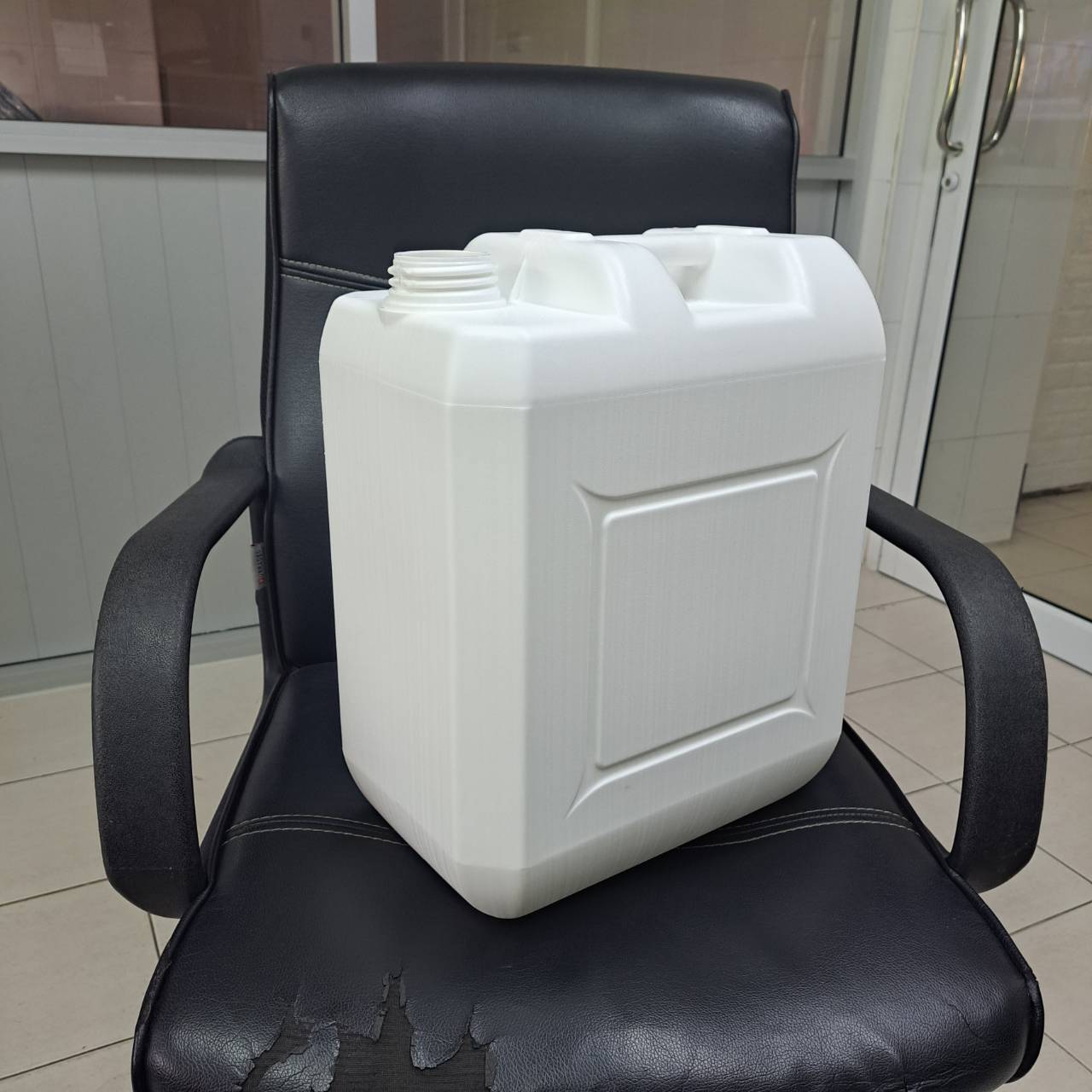 แกลลอน 20 ลิตร AD6 ขาวนม