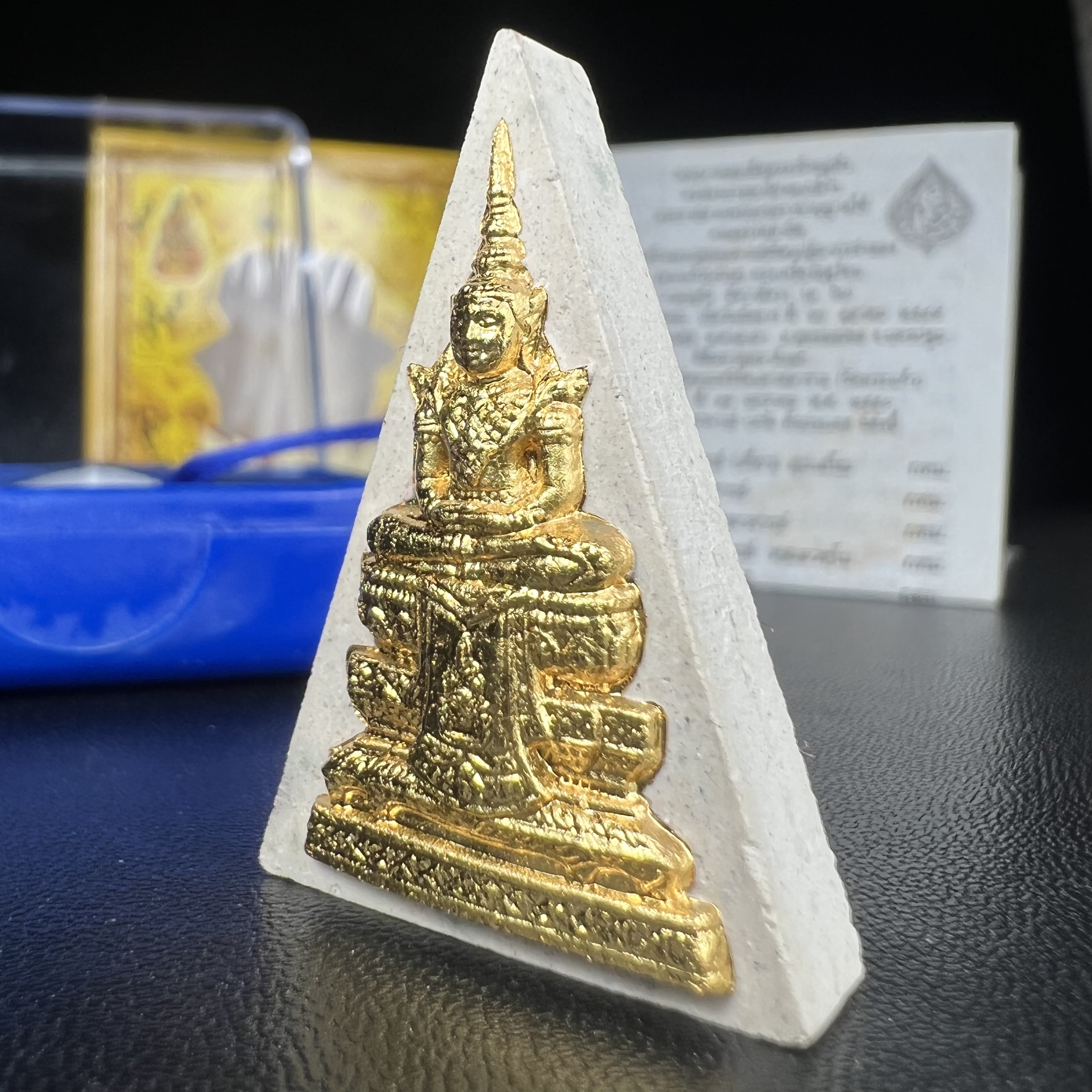 พระแก้วมรกต(จำลอง)ทรงเครื่องฤดูร้อน พระผงบูชา ด้านหน้าปิดทอง ด้านหลังตราฉลองสิริราชสมบัติครบ 60ปี เนื้อเงินขึ้นสีรุ้งธรรมชาติสร้างสรรค์งดงาม(รุ่นนี้ได้พระราชทานเส้นพระเจ้า(เส้นผม)รัชกาลที่9ในการจัดสร้าง)***องค์นี้พิเศษมองเห็นเส้นผมติดอยู่ด้านหลังชัดเจน***