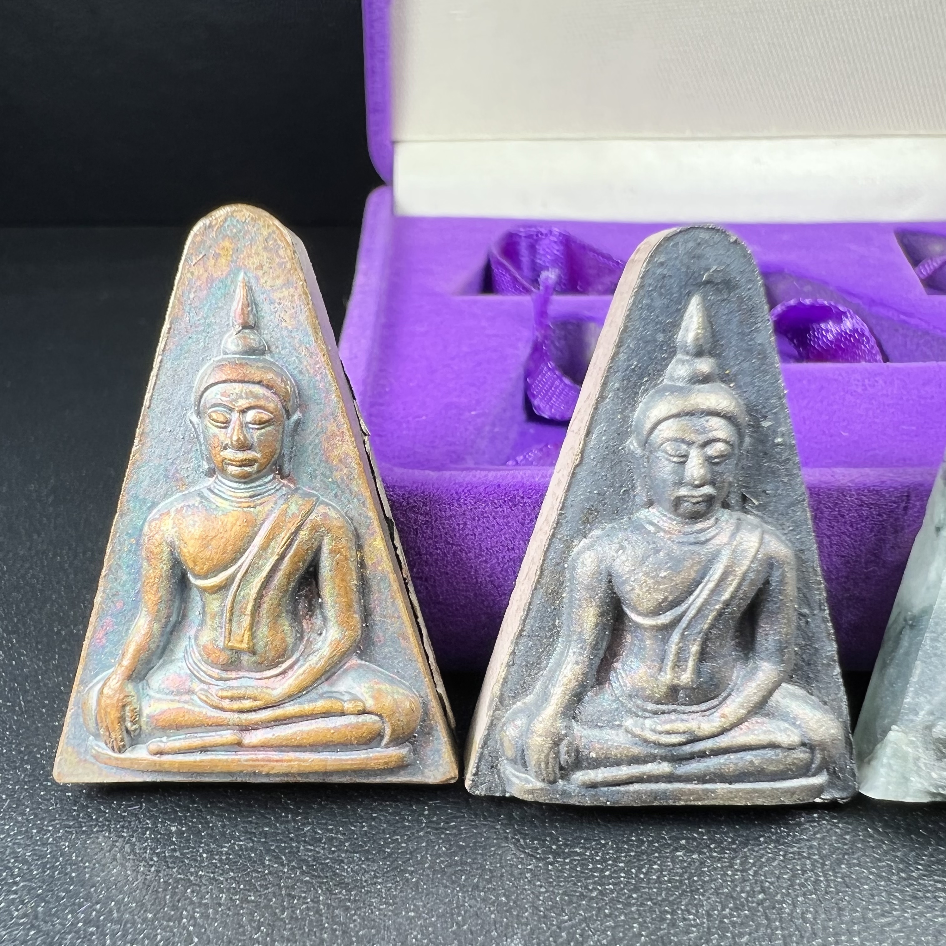 พระนางพญาเสน่ห์จันทร์ สธ. สร้างในวโรกาสทรงเจริญพระชนมายุ 50 พรรษา สมเด็จพระเทพฯ พ.ศ.2548 ชุดพิเศษ (1 ใน 5000 ชุด)หายาก