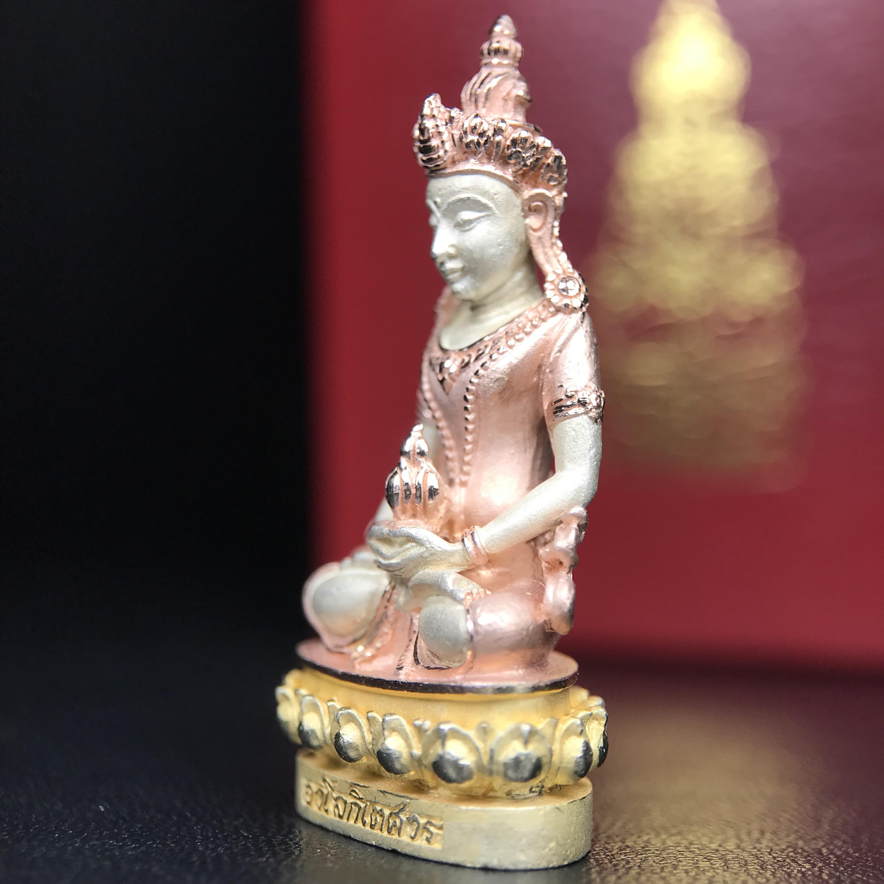 พระกริ่งอวโลกิเตศวร ( เจ้าแม่กวนอิม ) วัดโพธิ์แมนคุณาราม รุ่นอุดมโภคทรัพย์ พ.ศ.2539 เนื้อเงิน 3 กษัตริย์ ผิวสวยเดิมพร้อมกล่องบรรจุเดิม (อีกหนึ่งรุ่นยอดนิยม พุทธศิลป์สวยงดงาม)